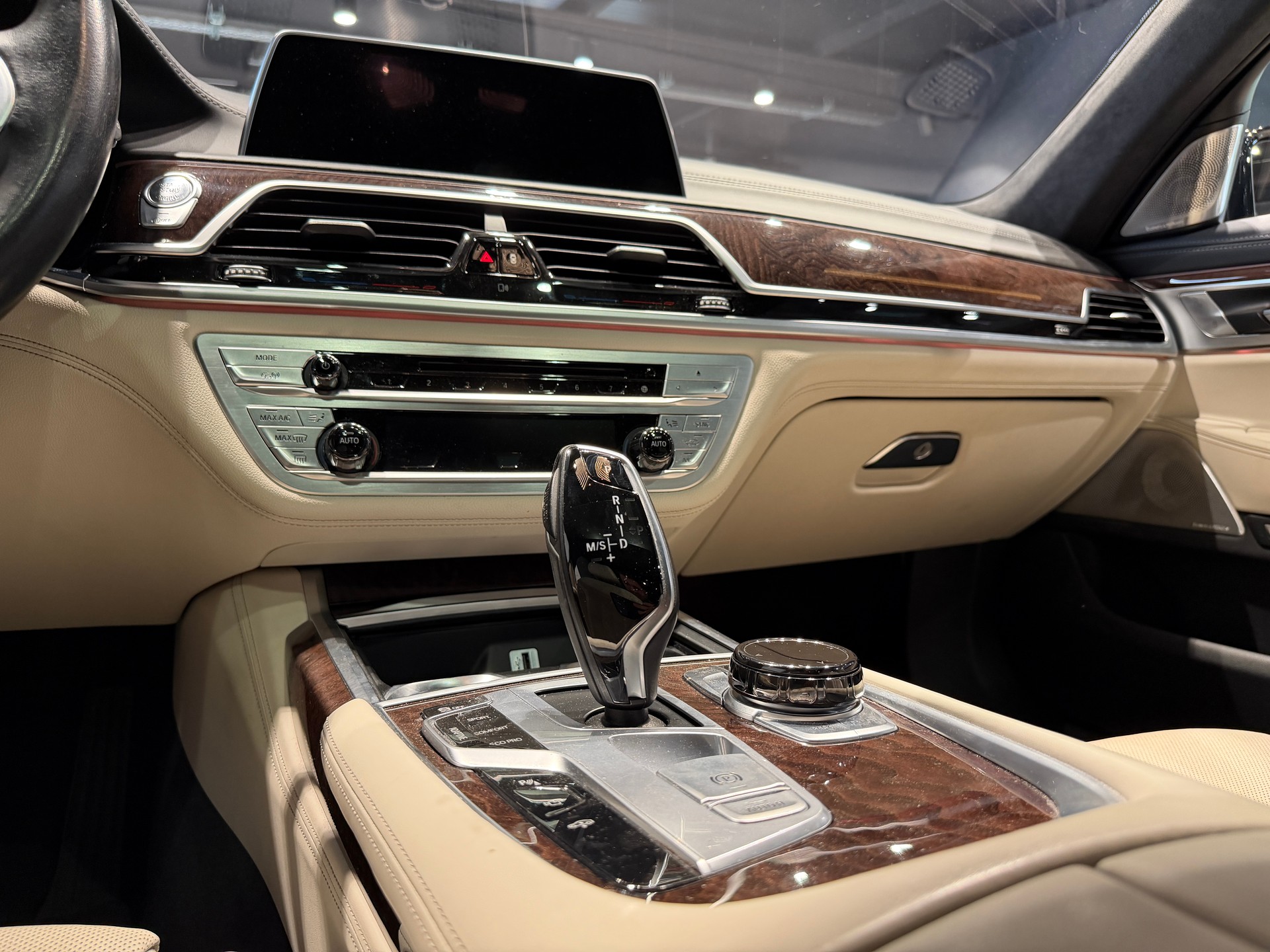 BMW 750i xDrive Steptronic-image-10