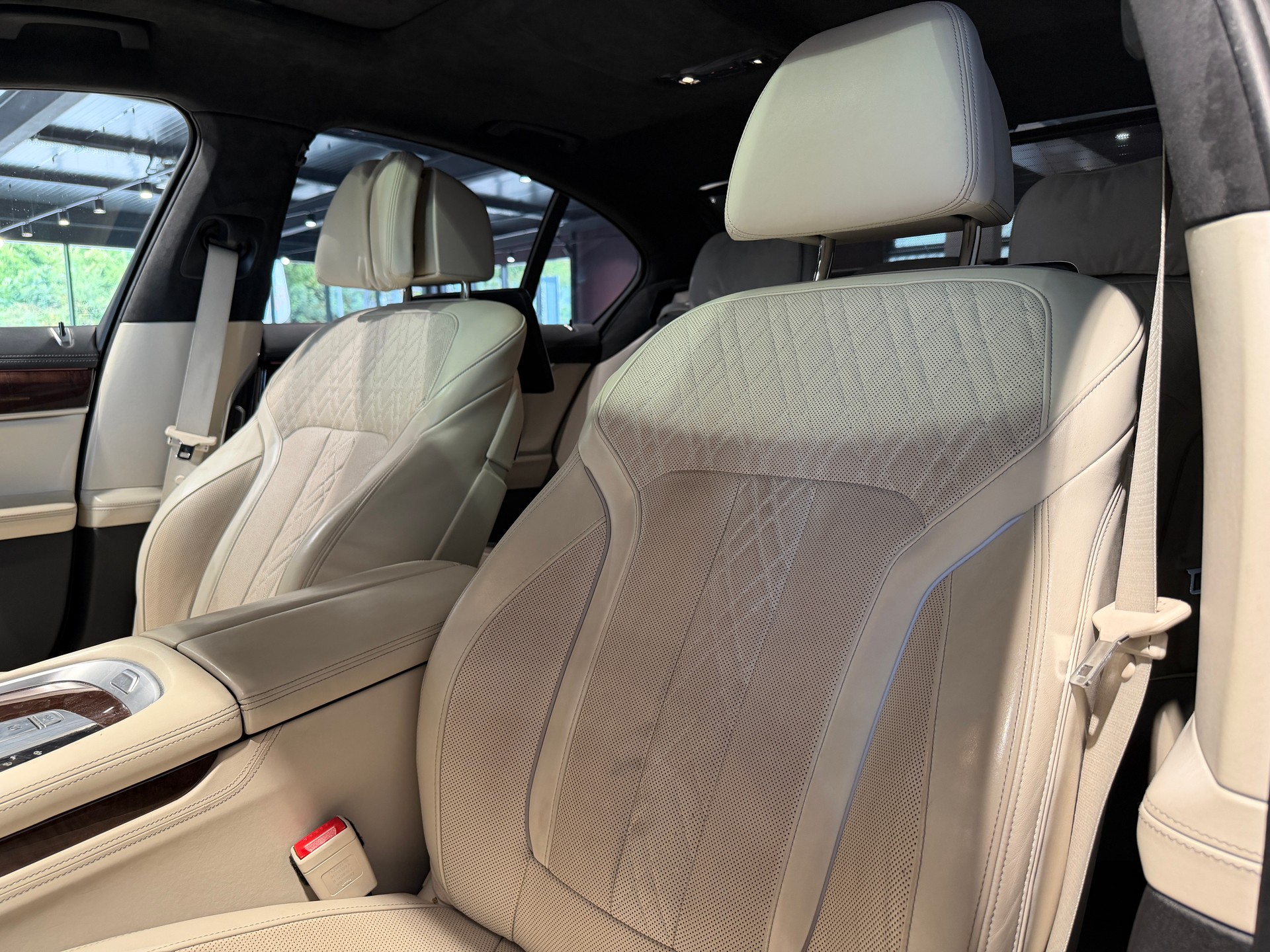 BMW 750i xDrive Steptronic-image-8