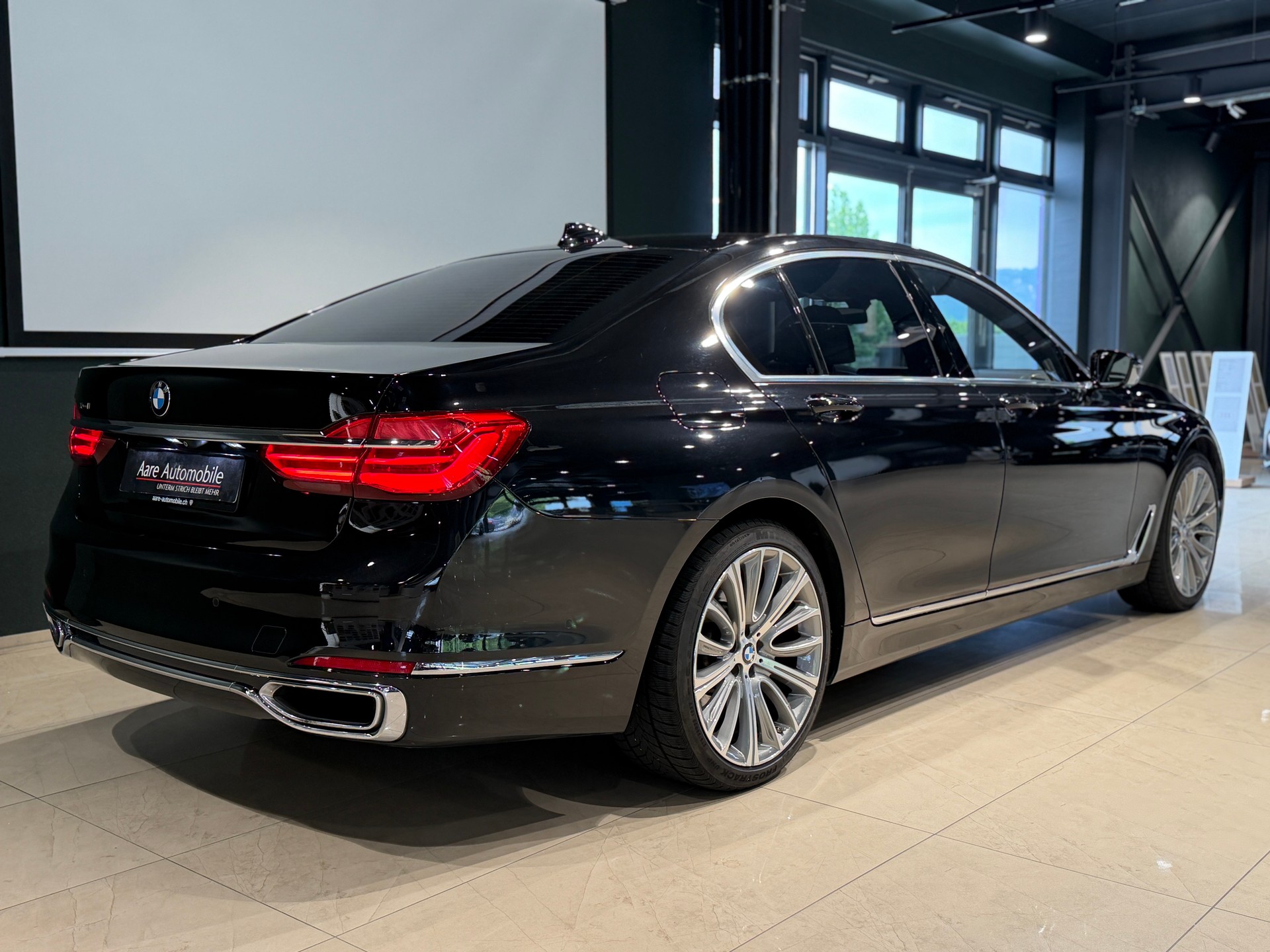 BMW 750i xDrive Steptronic-image-3