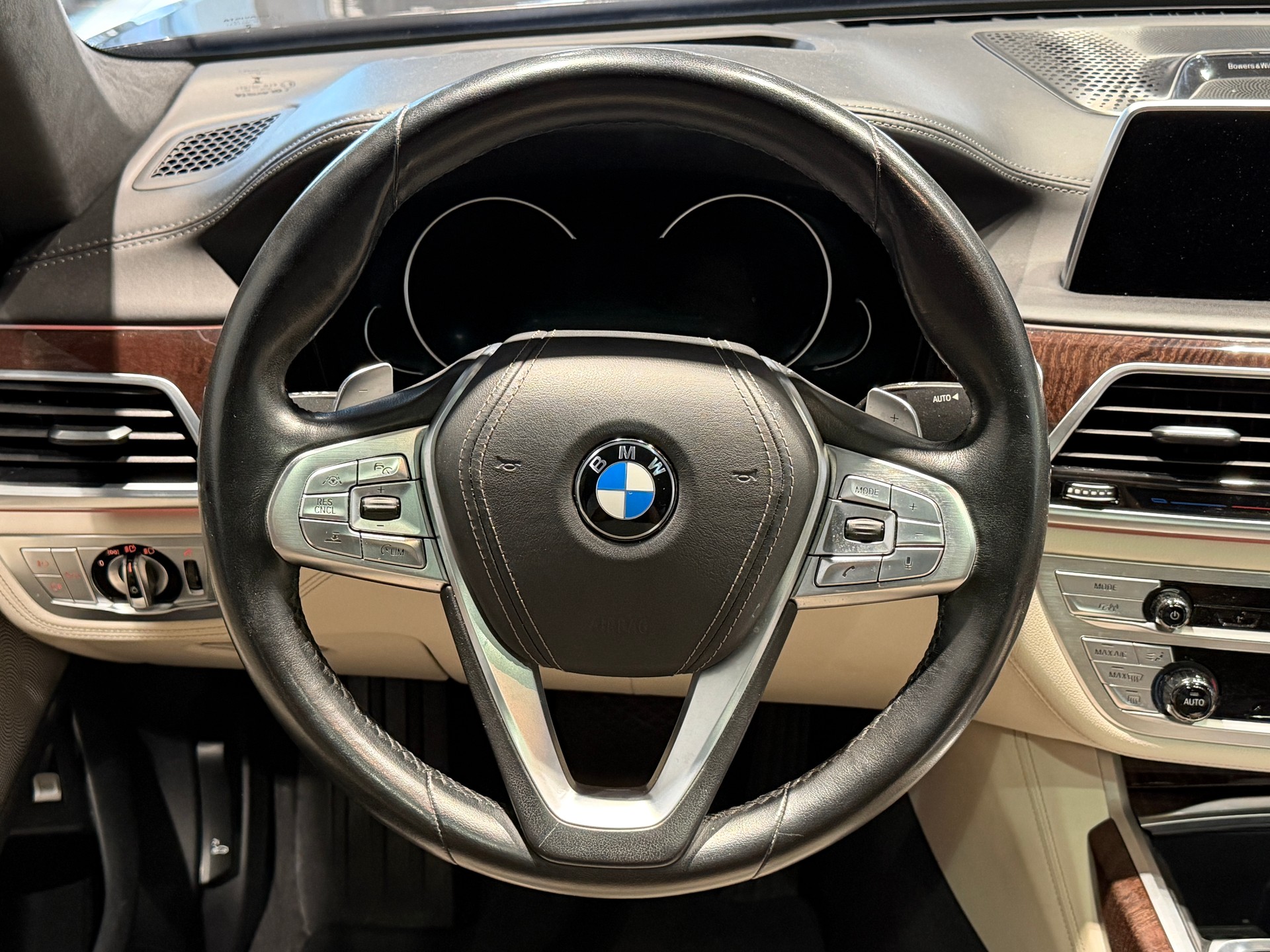 BMW 750i xDrive Steptronic-image-6
