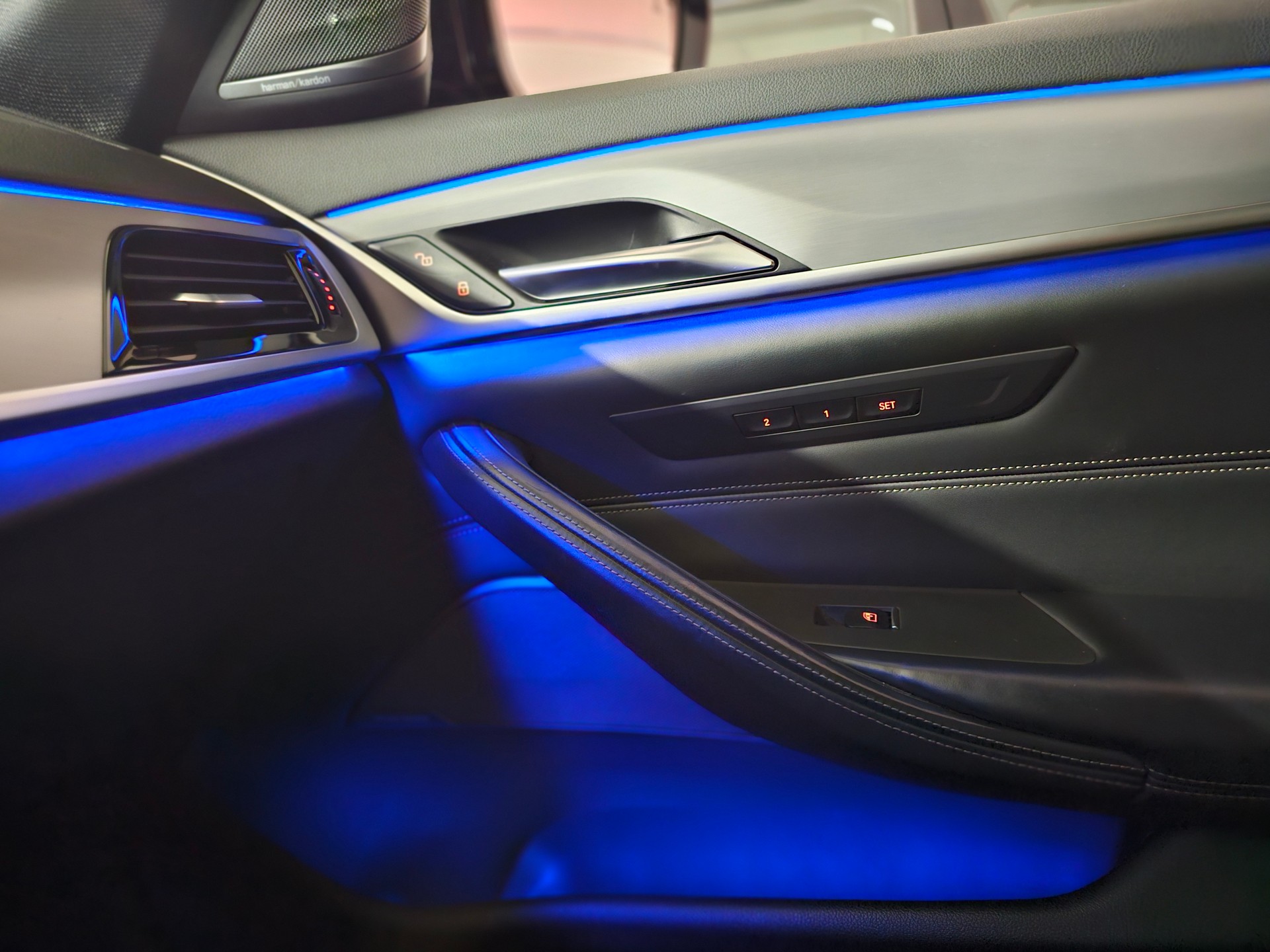 BMW M550i xDrive Steptronic-image-30