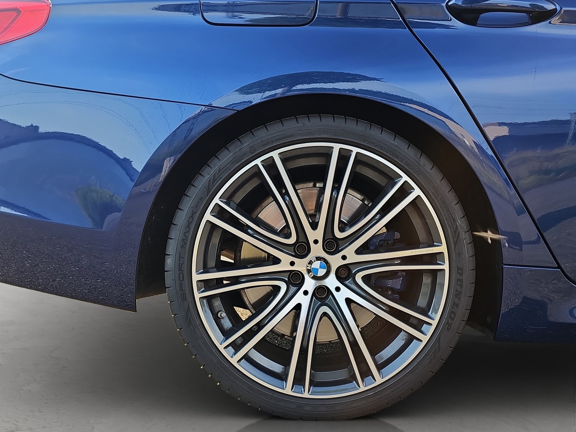 BMW M550i xDrive Steptronic-image-25