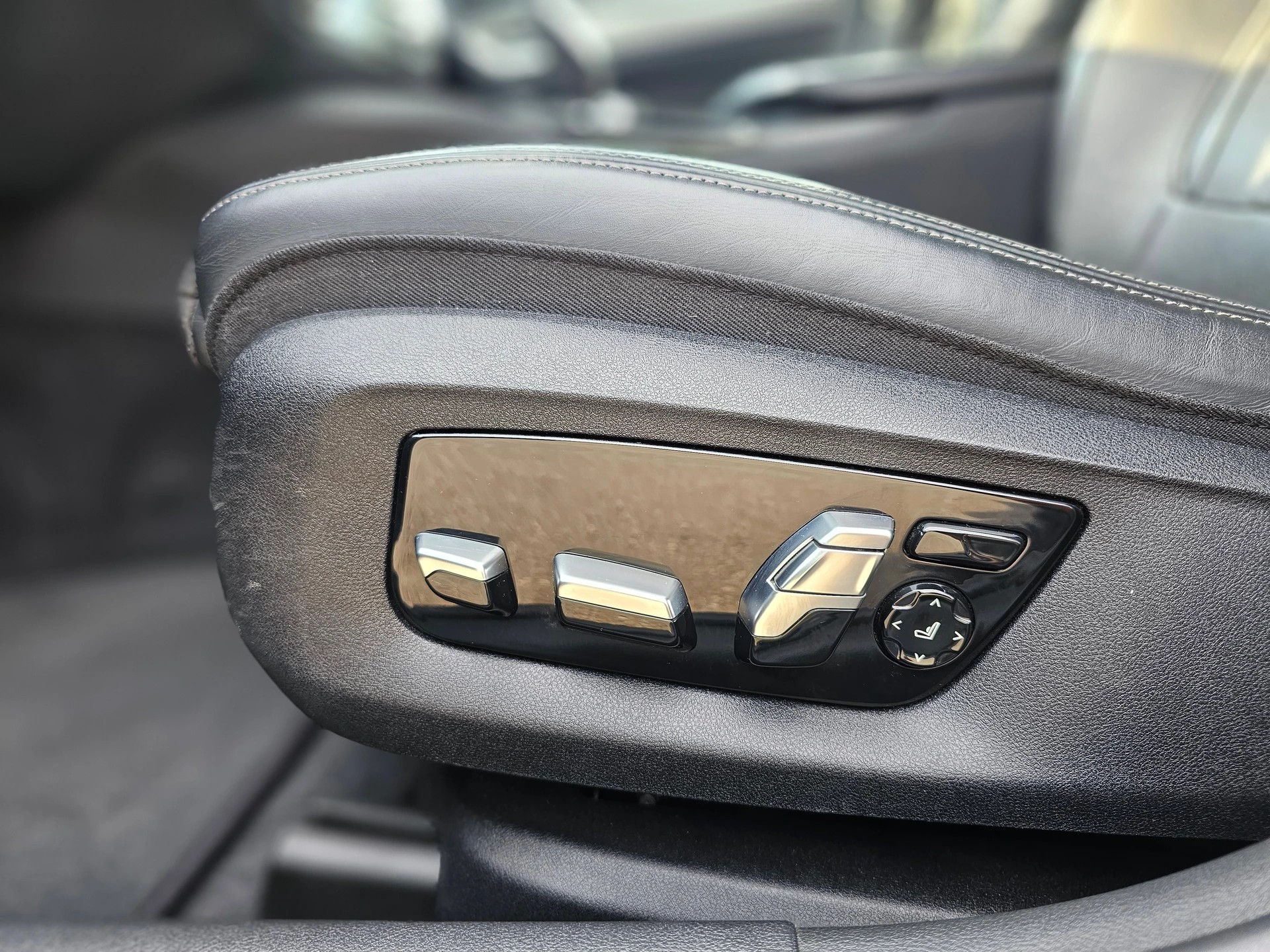 BMW M550i xDrive Steptronic-image-9