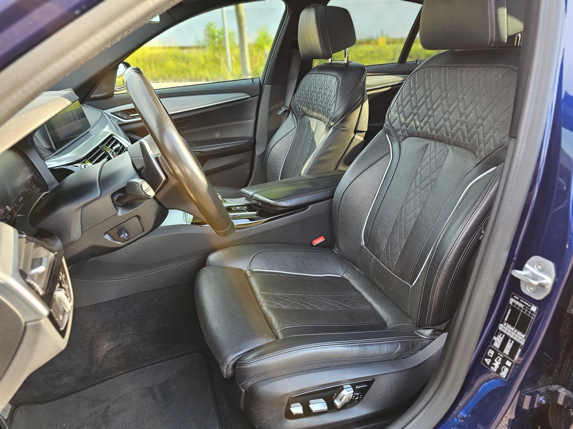 BMW M550i xDrive Steptronic-image-11