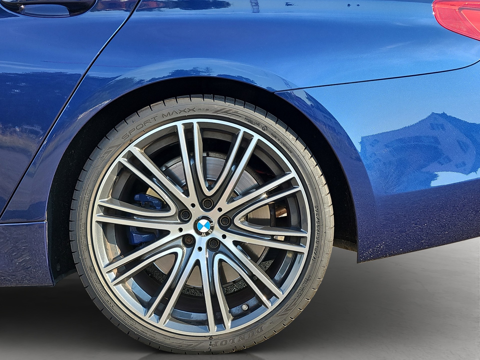BMW M550i xDrive Steptronic-image-24
