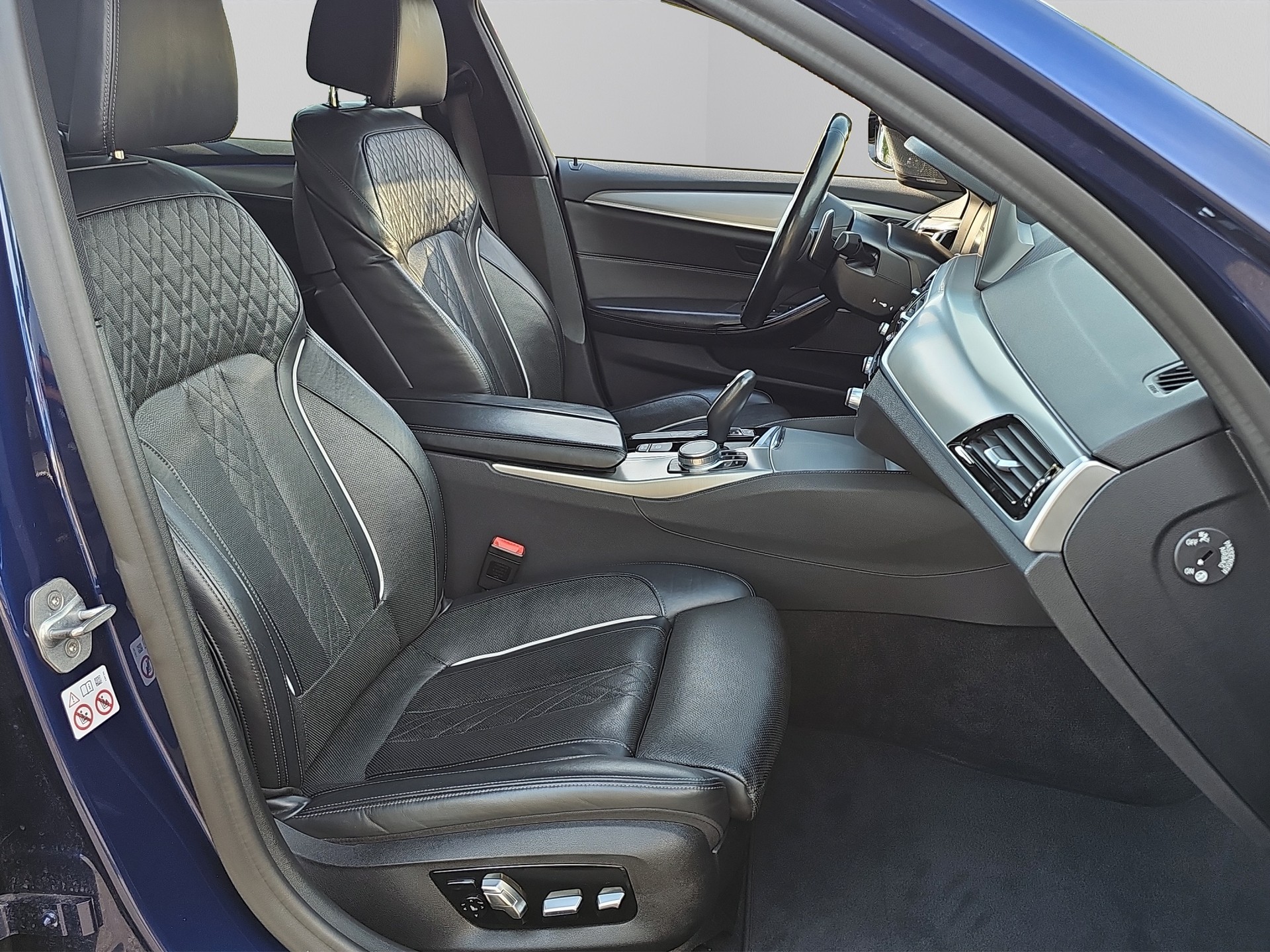 BMW M550i xDrive Steptronic-image-12