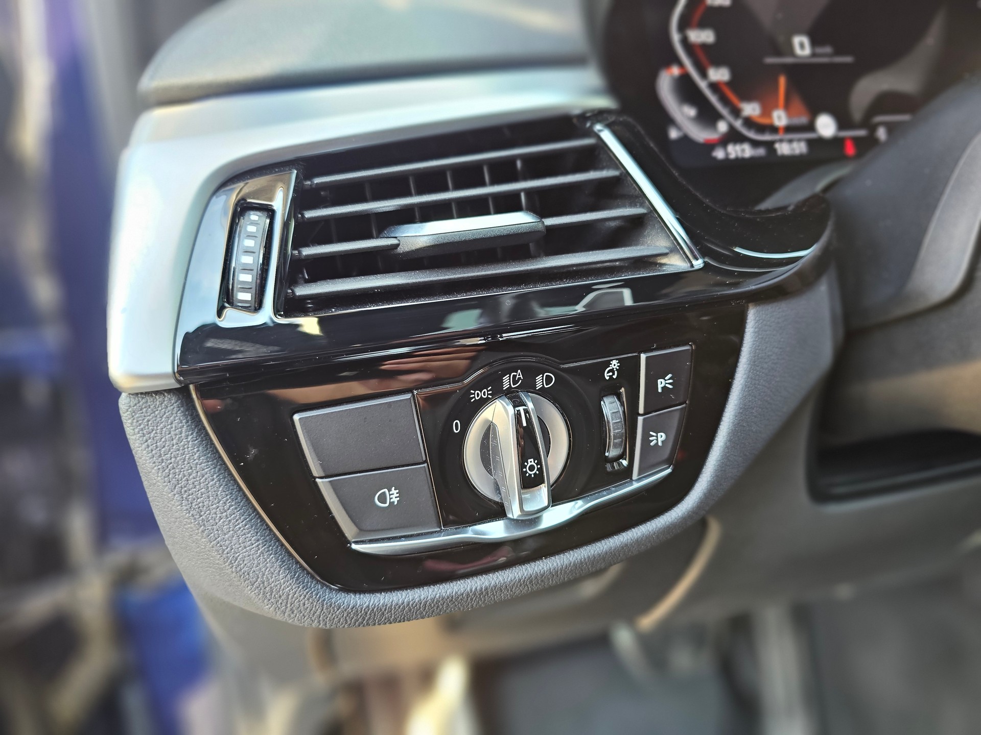 BMW M550i xDrive Steptronic-image-18