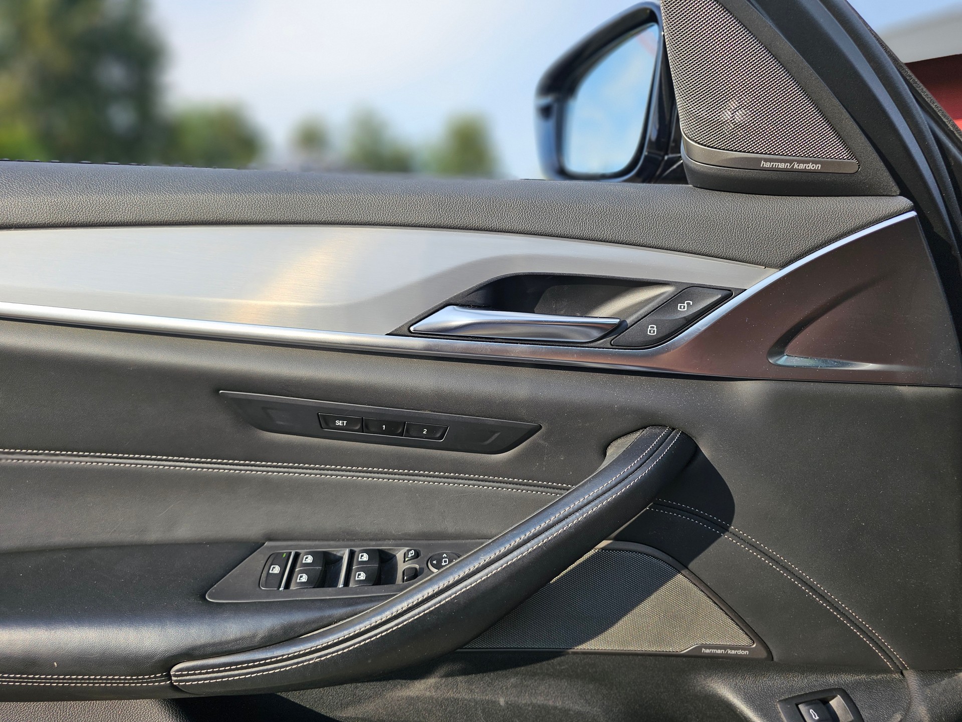 BMW M550i xDrive Steptronic-image-31