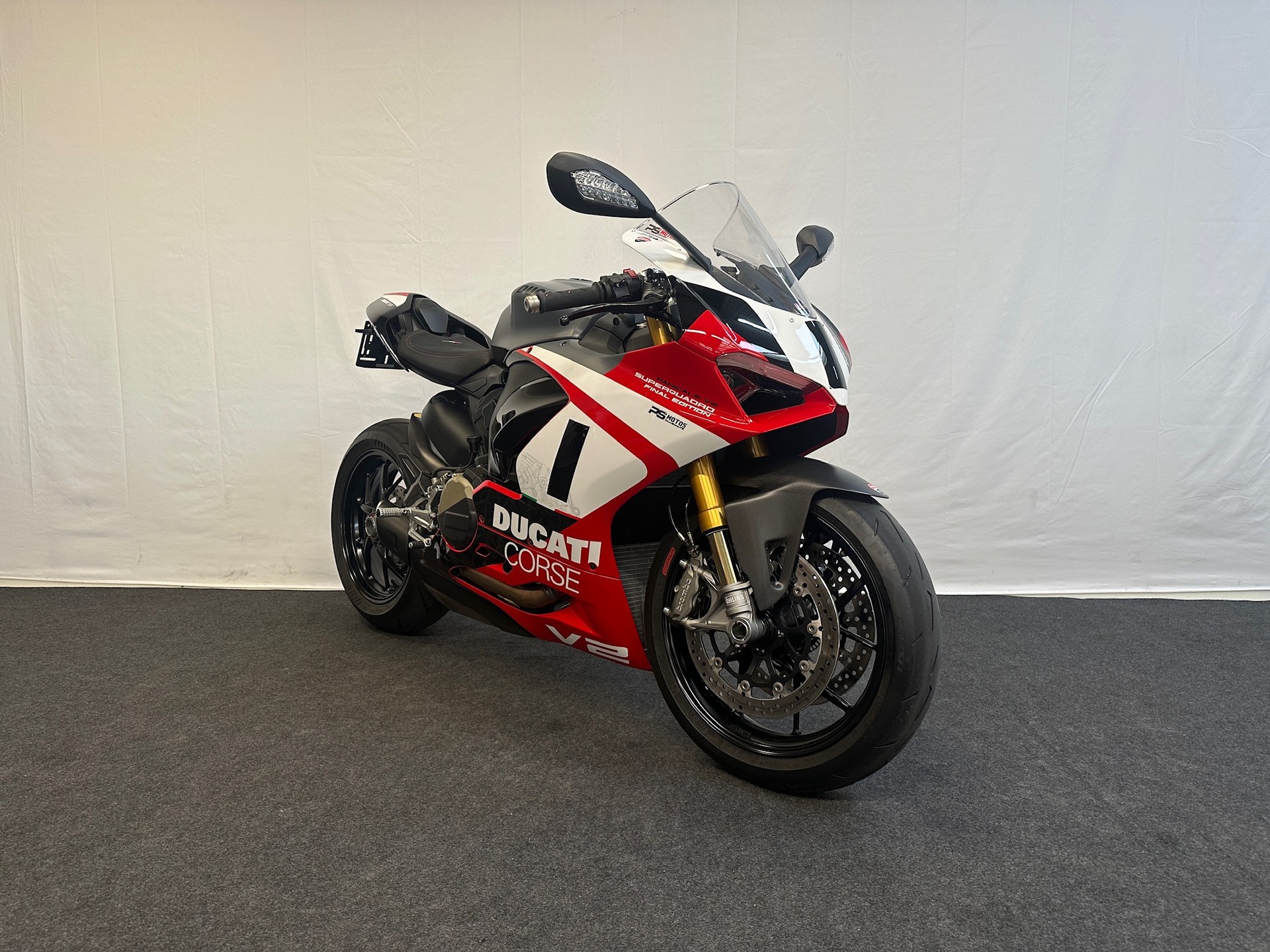 DUCATI Panigale V2 Superquadro Final Edition-showroom-element-2