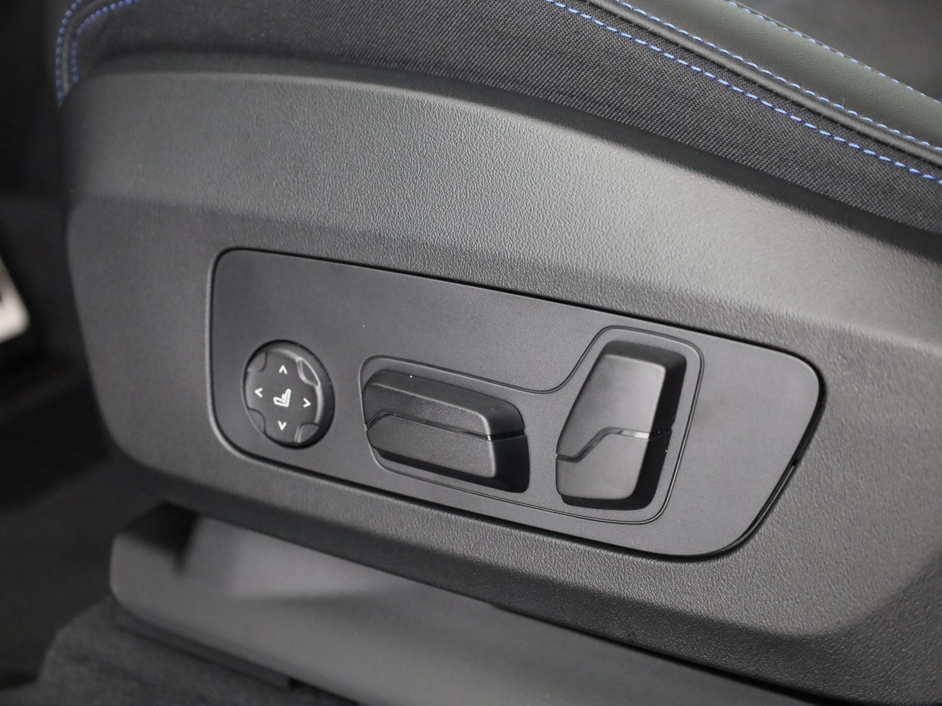 BMW X1 23i xDrive-image-11