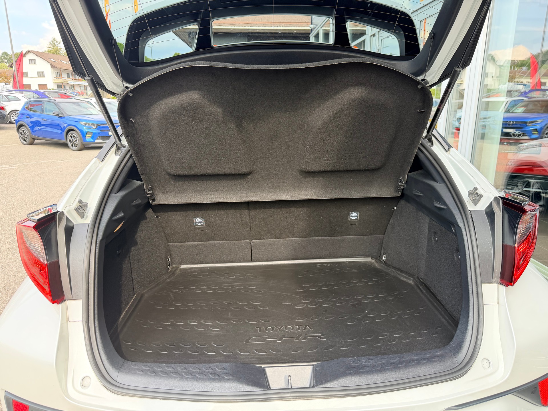 TOYOTA C-HR 2.0 HSD CVT Trend-image-8