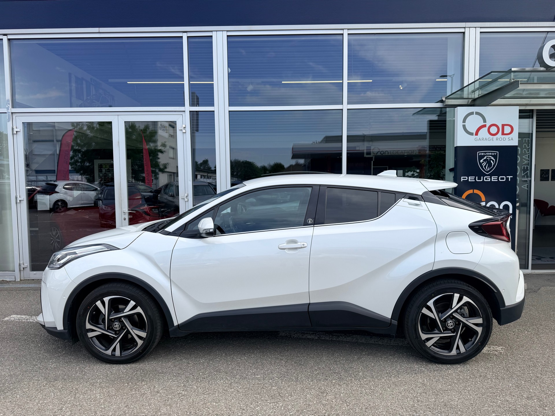 TOYOTA C-HR 2.0 HSD CVT Trend-image-1