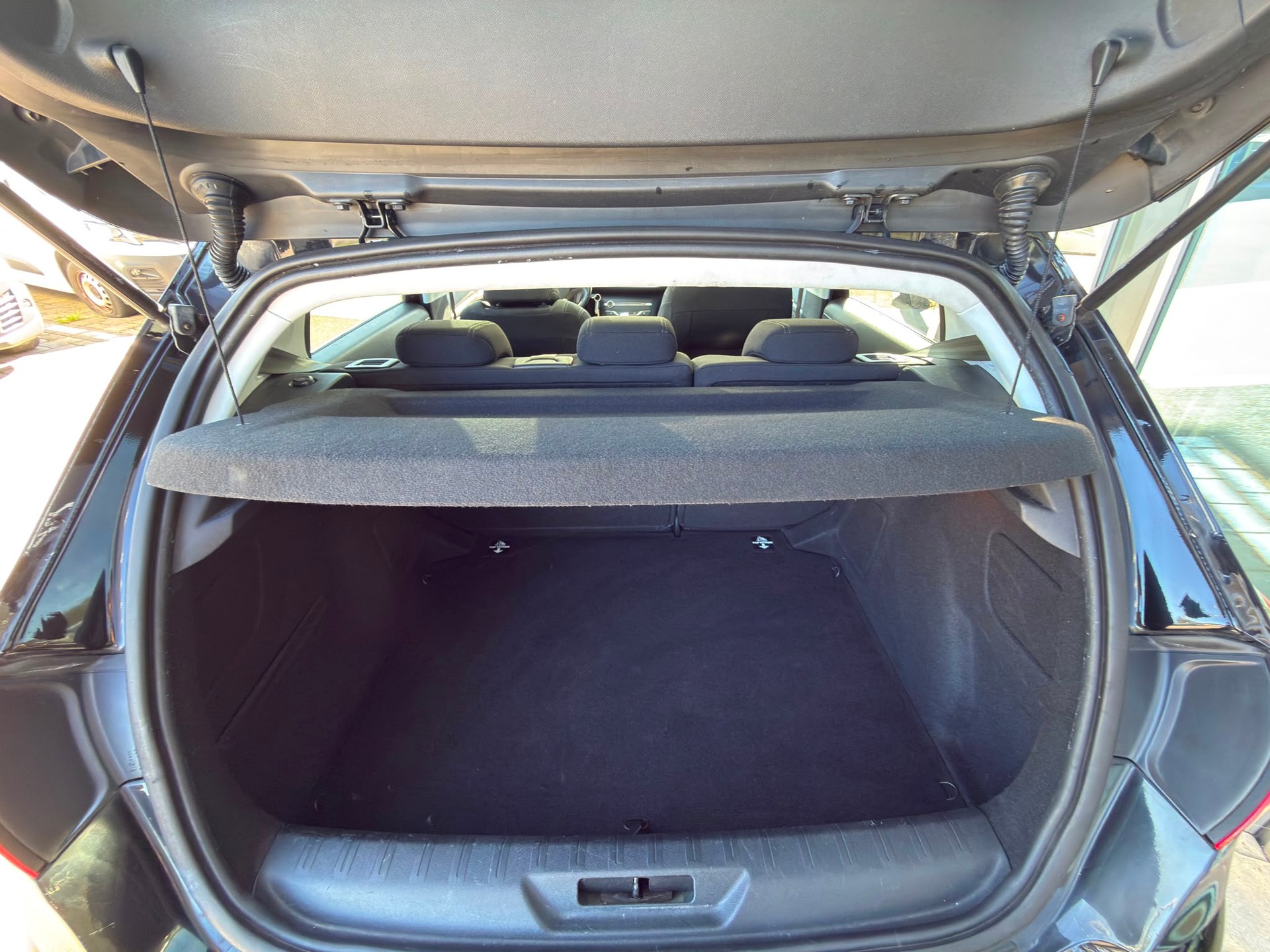 PEUGEOT 308 1.2 THP Allure-image-11