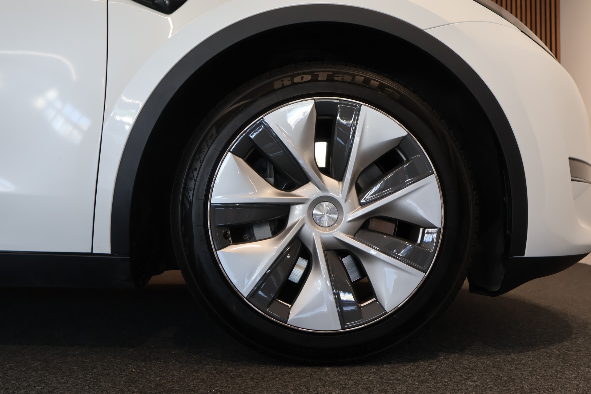 TESLA Model Y Long Range-image-26