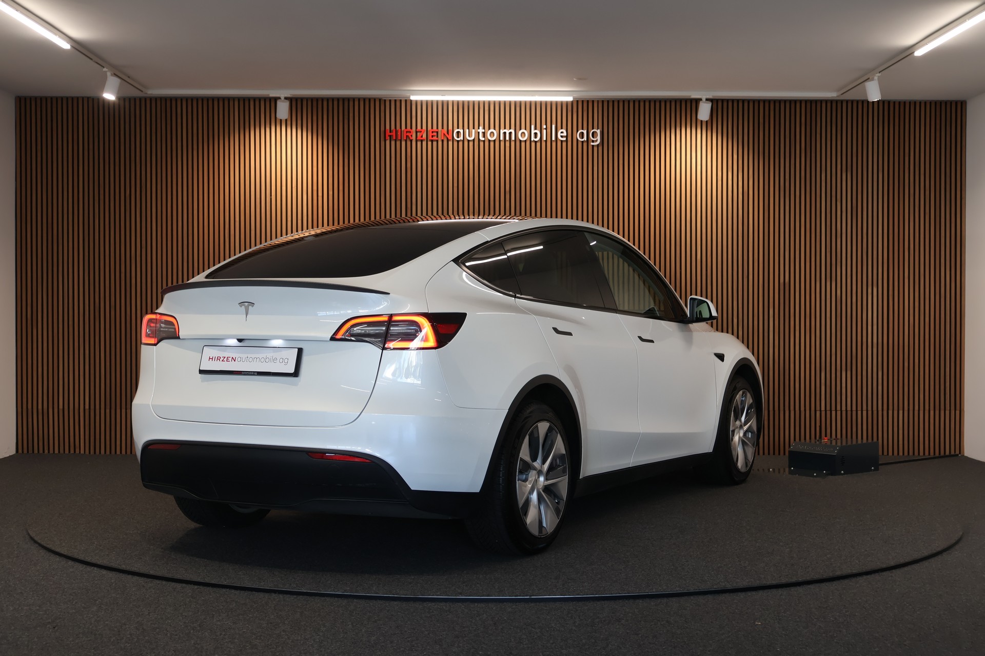 TESLA Model Y Long Range-image-4
