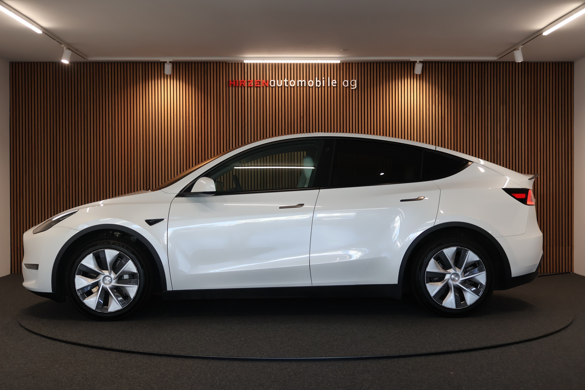 TESLA Model Y Long Range-image-1