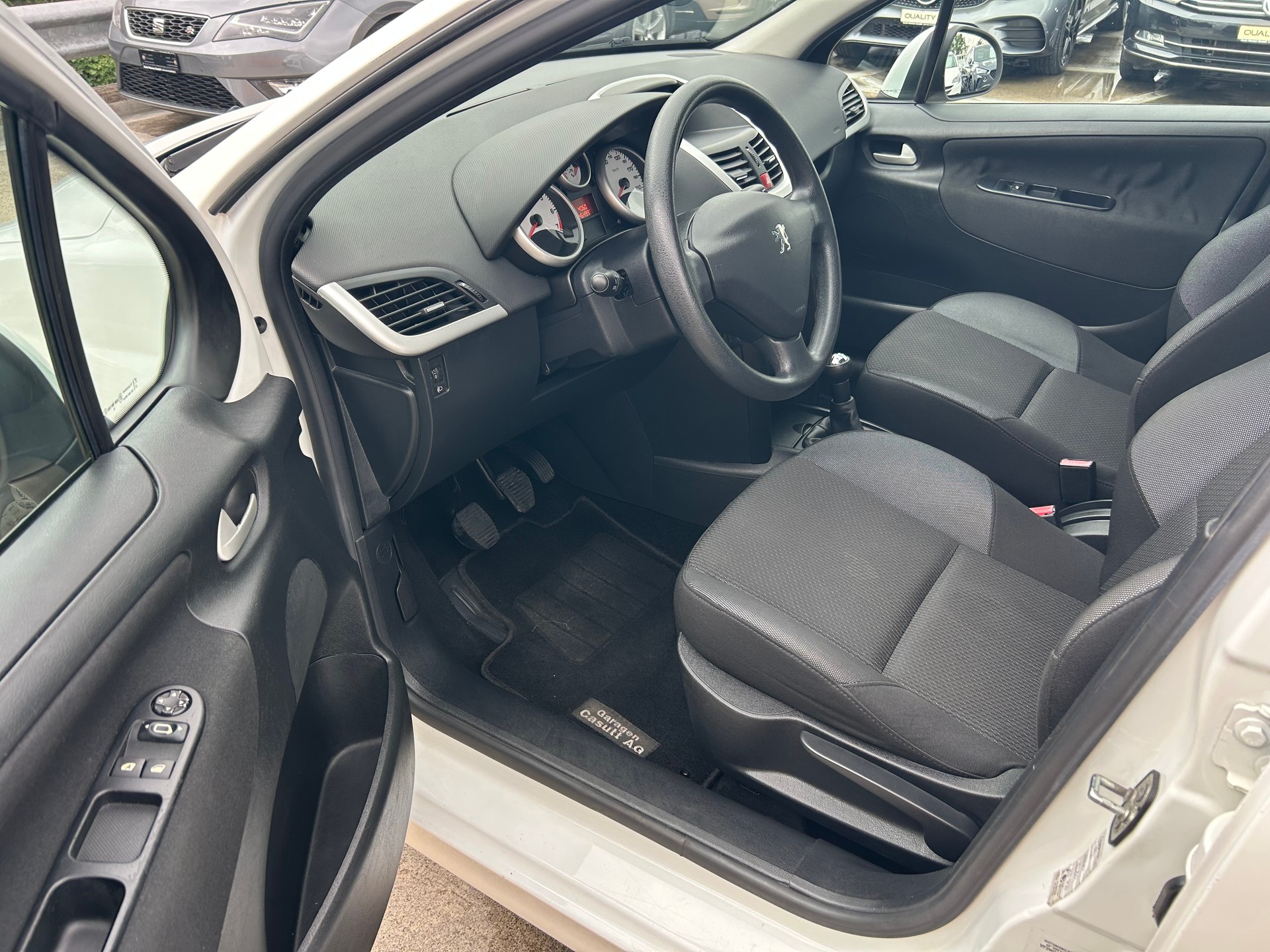 PEUGEOT 207 1.4 16V Trendy Clim-image-9