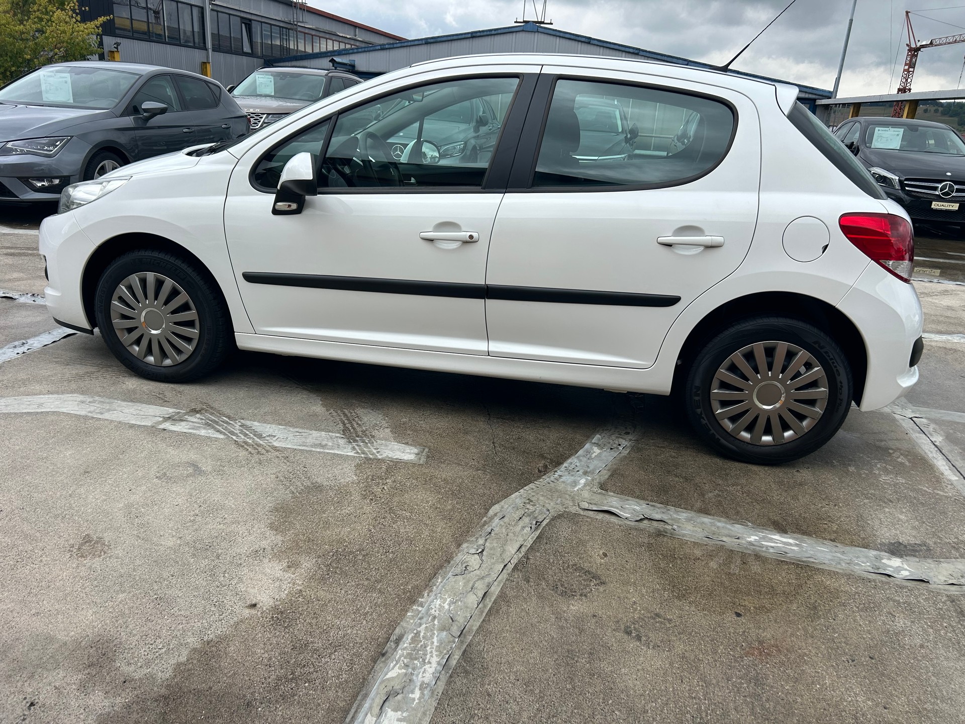 PEUGEOT 207 1.4 16V Trendy Clim-image-1
