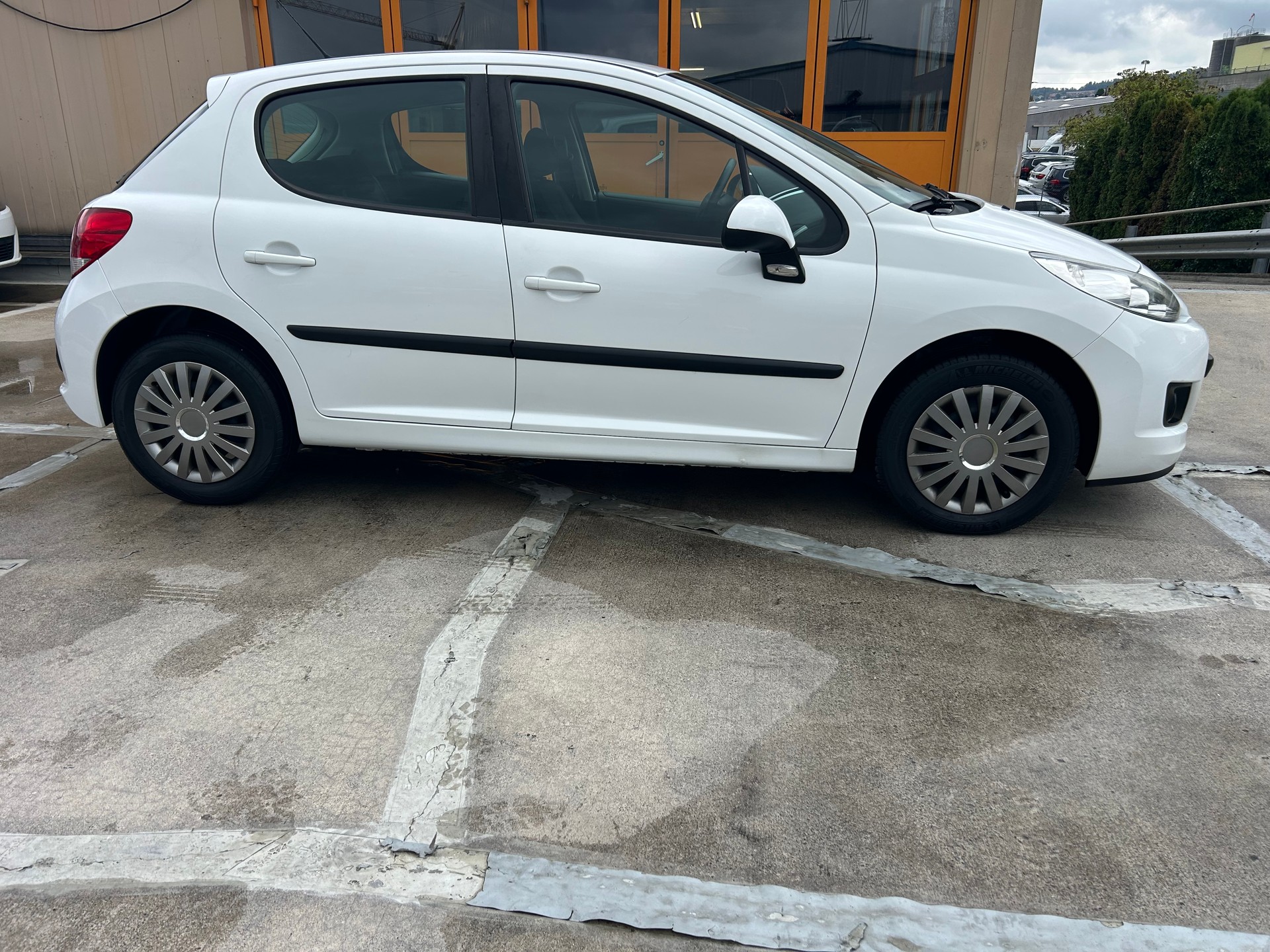 PEUGEOT 207 1.4 16V Trendy Clim-image-4