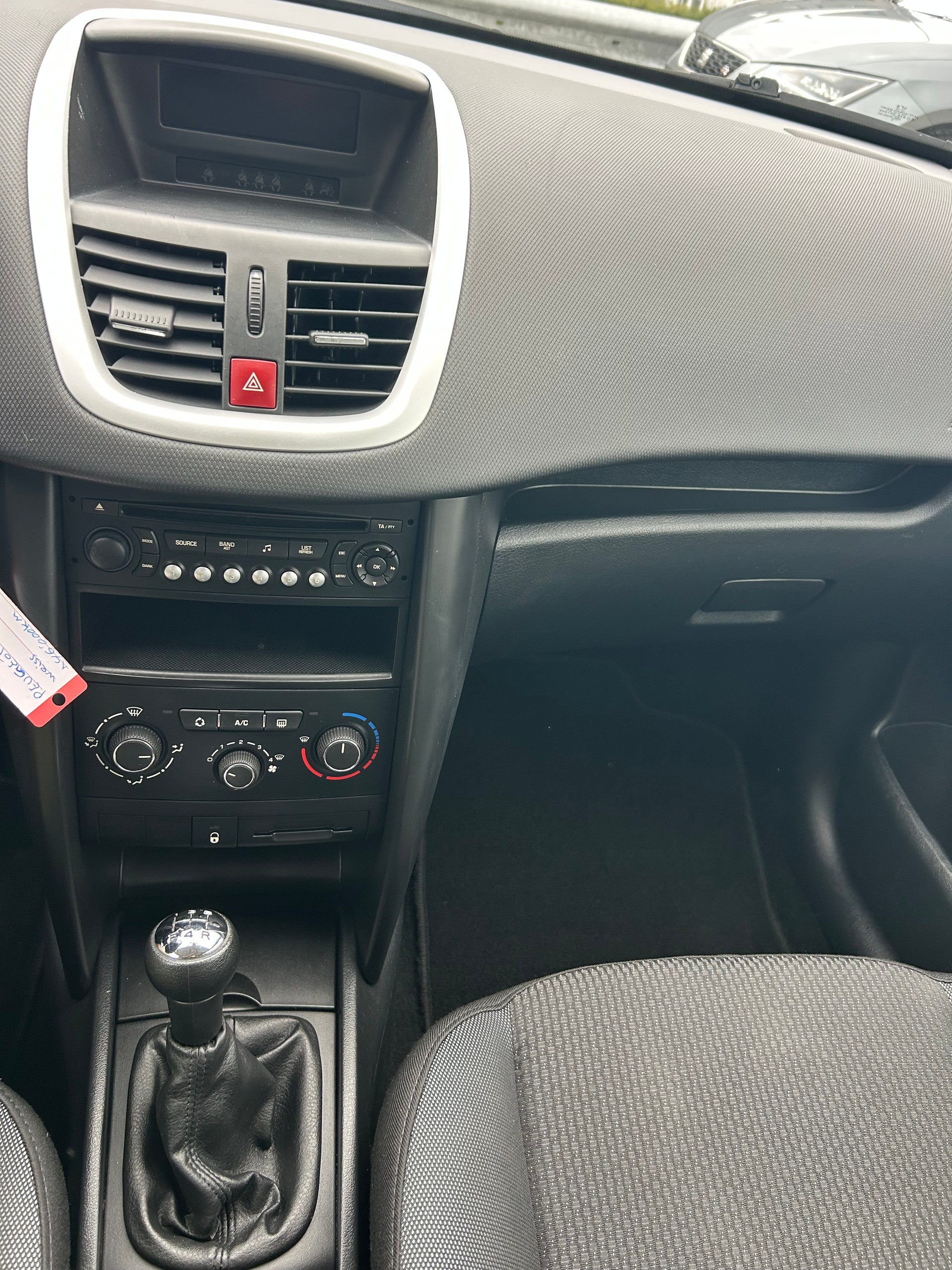 PEUGEOT 207 1.4 16V Trendy Clim-image-11