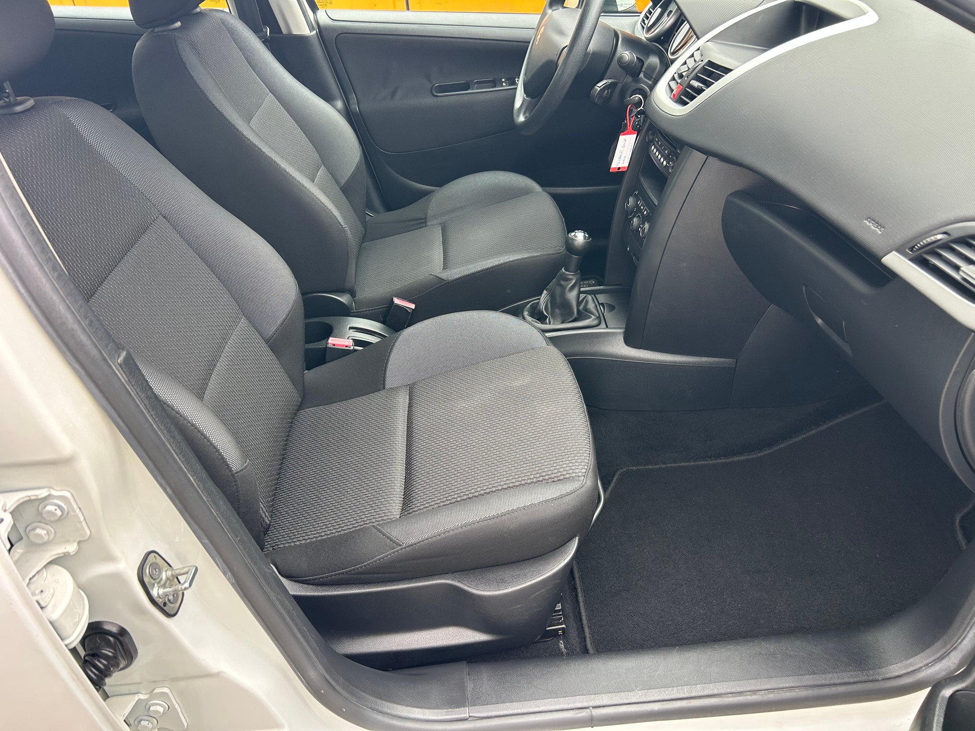 PEUGEOT 207 1.4 16V Trendy Clim-image-6