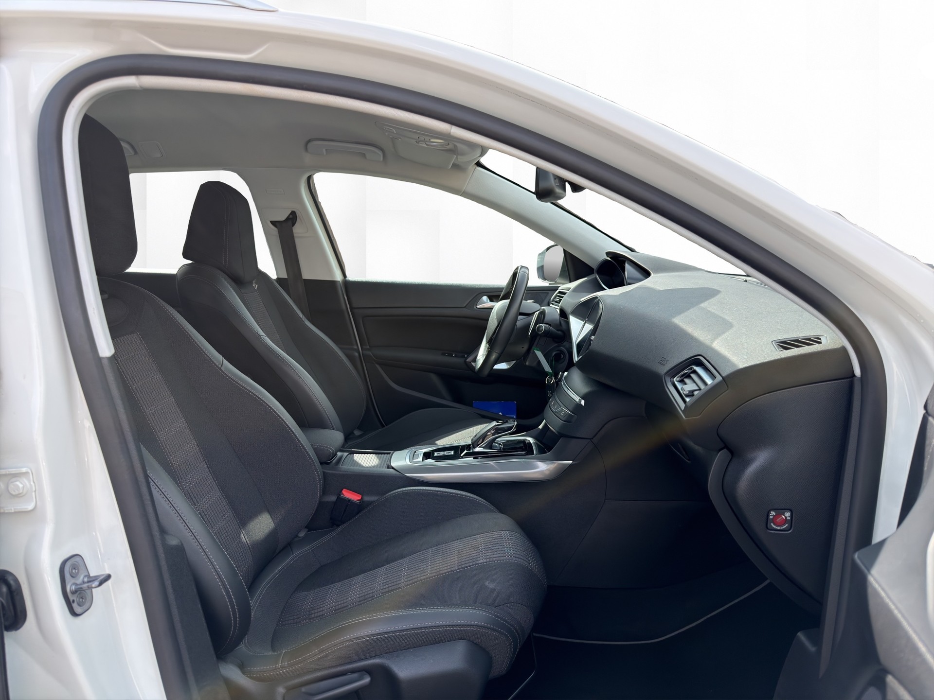 PEUGEOT 308 SW 1.5 BlueHDI Allure EAT8-image-10