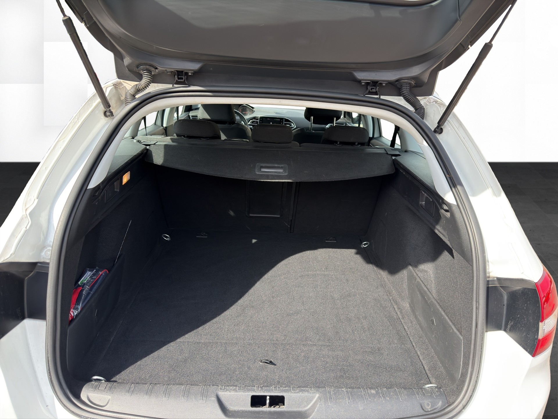 PEUGEOT 308 SW 1.5 BlueHDI Allure EAT8-image-9