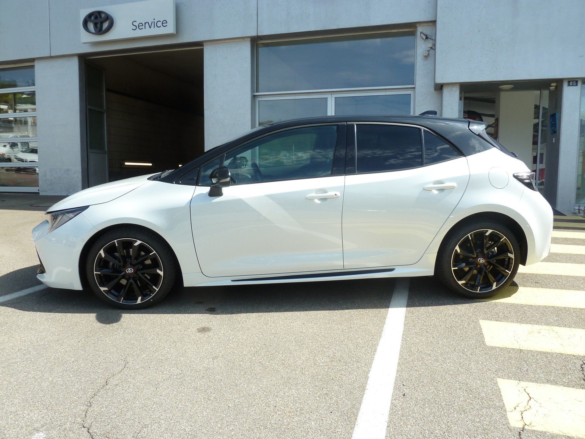 TOYOTA Corolla 2.0 HSD GR-S e-CVT-image-2