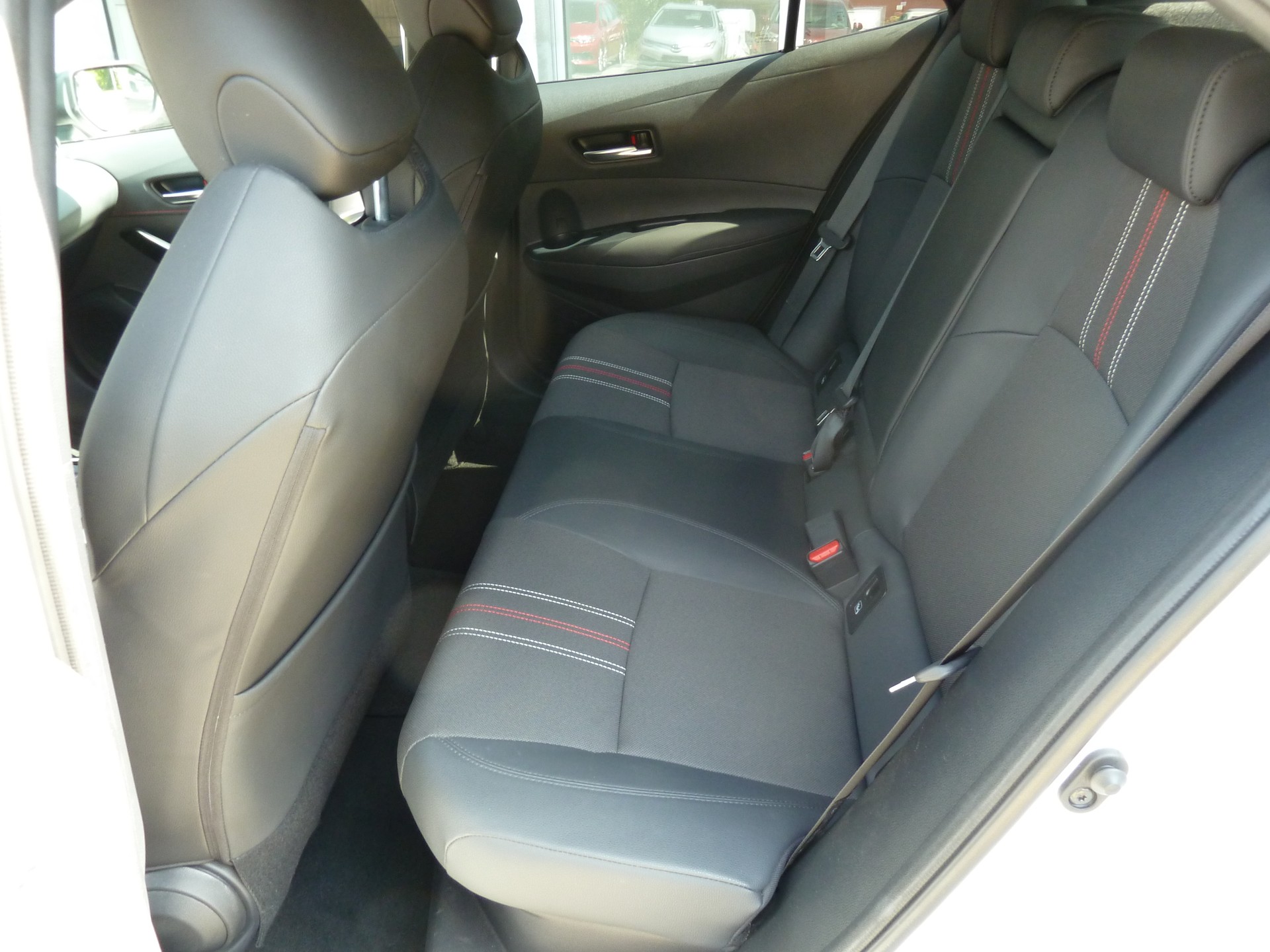 TOYOTA Corolla 2.0 HSD GR-S e-CVT-image-12