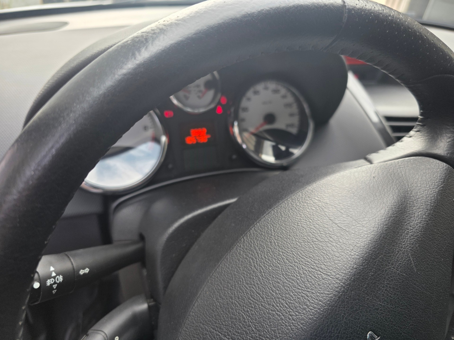 PEUGEOT 207 SW 1.6 16V Swiss Edition-image-3