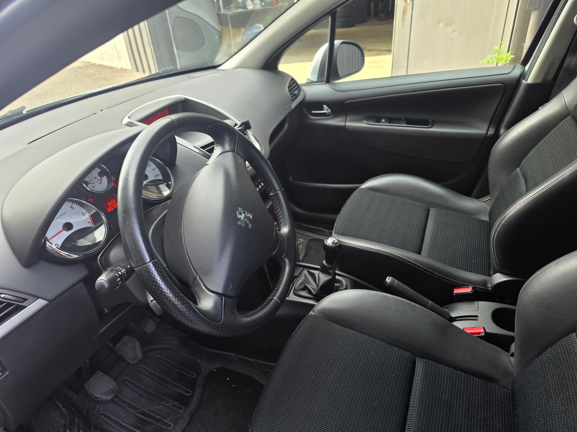 PEUGEOT 207 SW 1.6 16V Swiss Edition-image-5