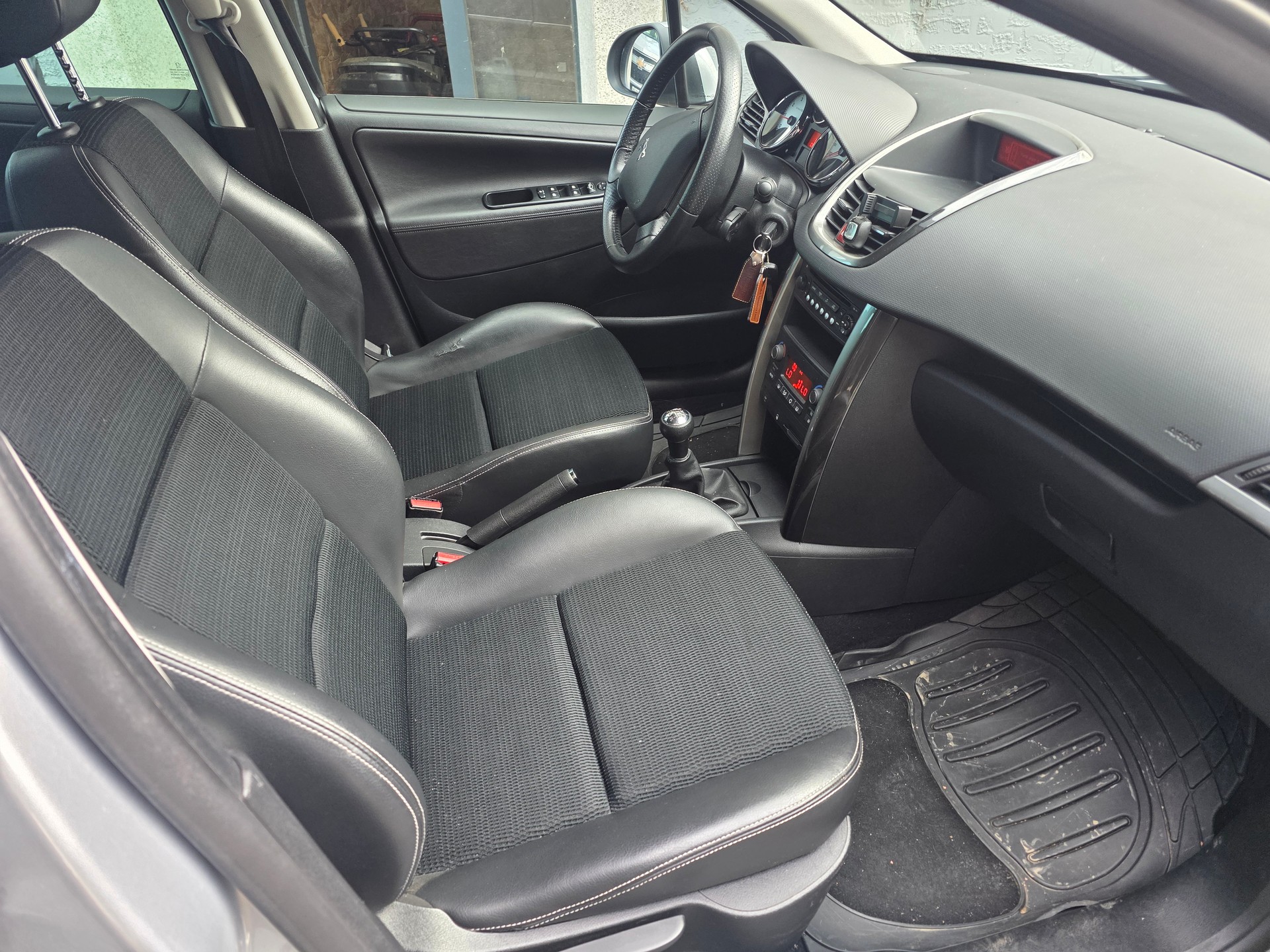 PEUGEOT 207 SW 1.6 16V Swiss Edition-image-10
