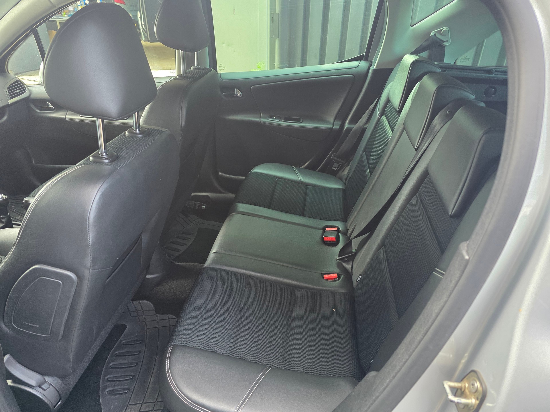 PEUGEOT 207 SW 1.6 16V Swiss Edition-image-8