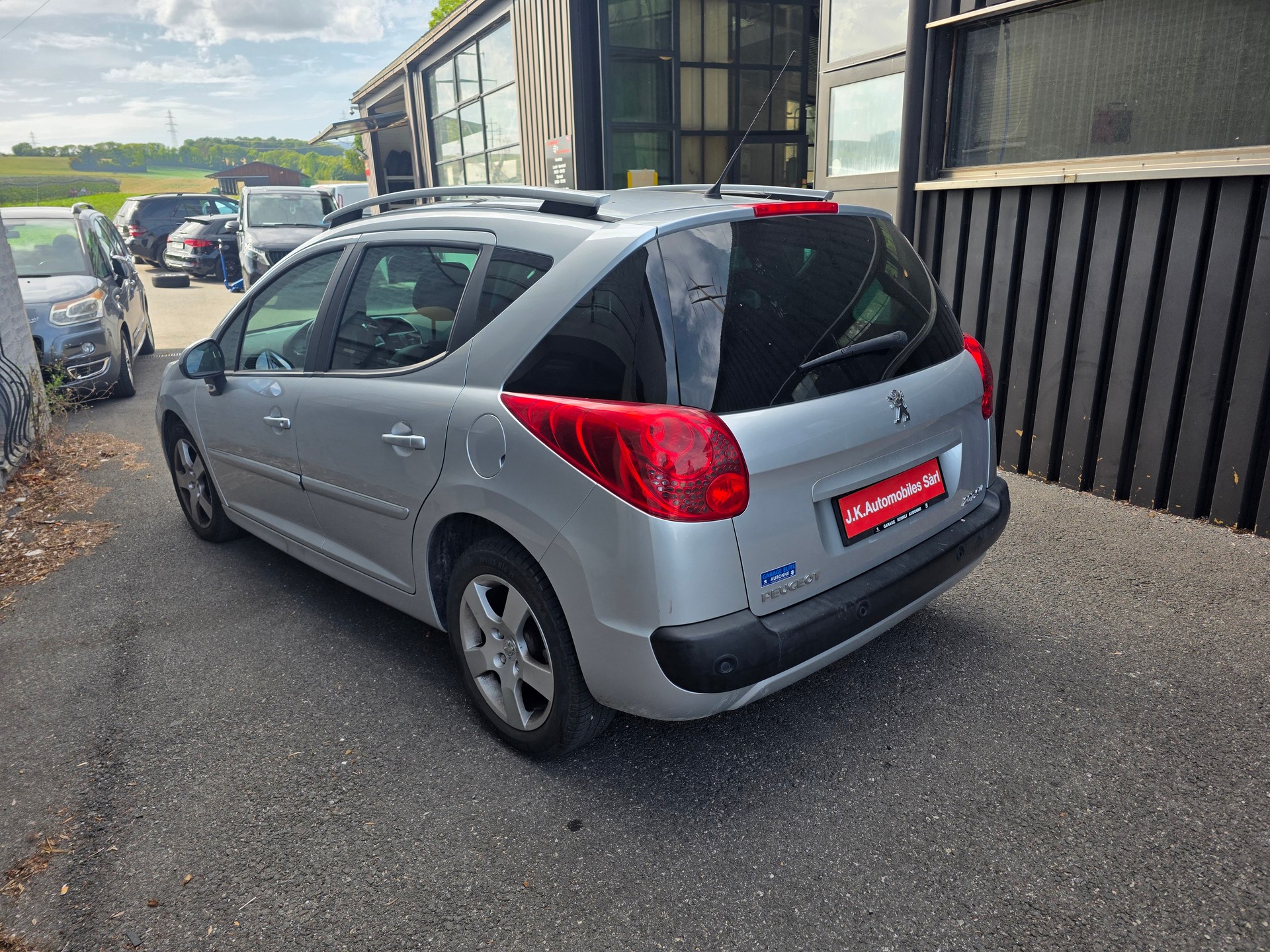 PEUGEOT 207 SW 1.6 16V Swiss Edition-image-11