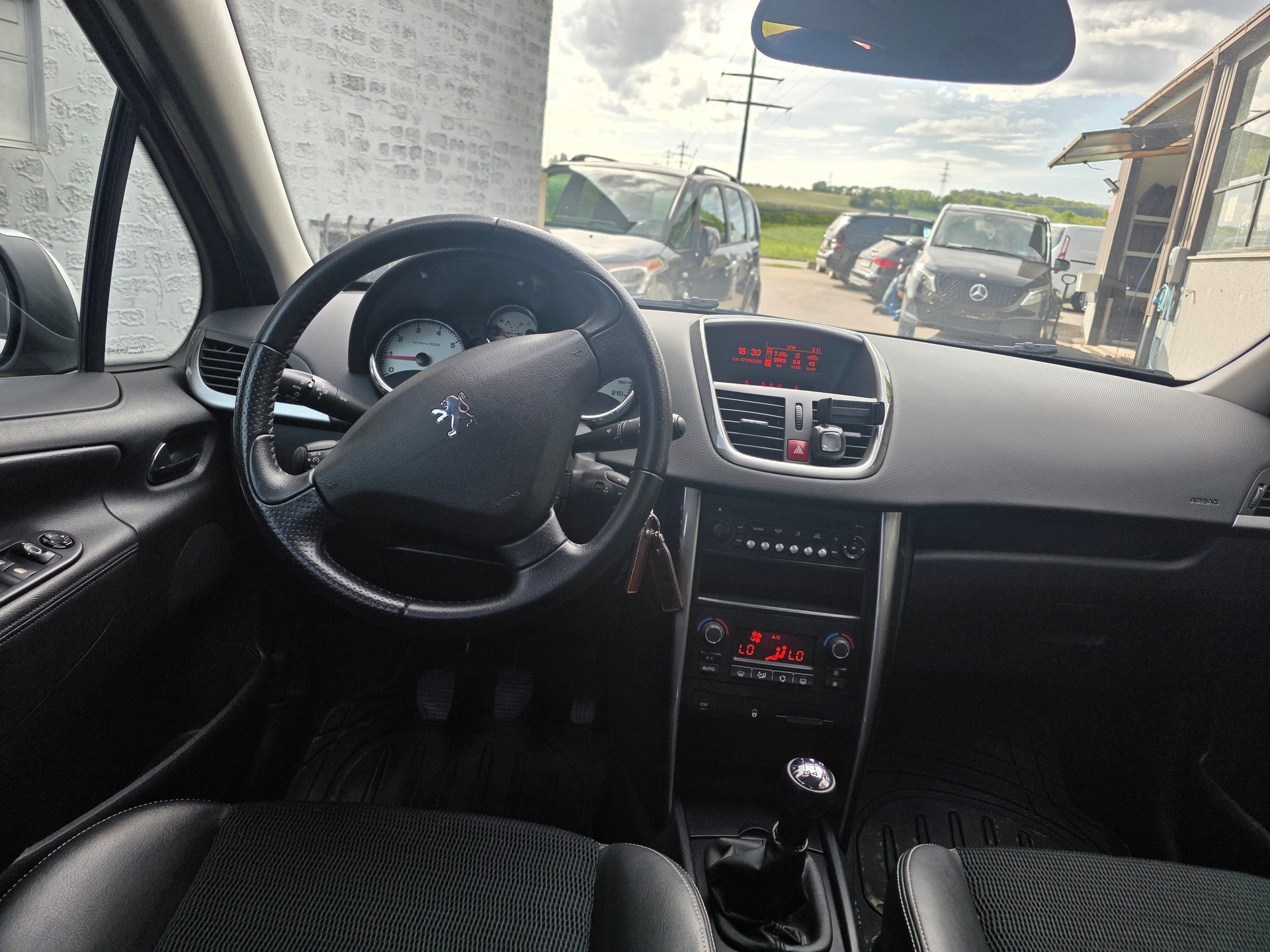 PEUGEOT 207 SW 1.6 16V Swiss Edition-image-4