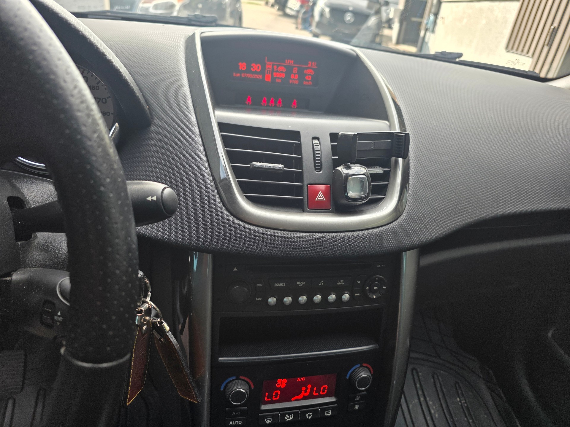 PEUGEOT 207 SW 1.6 16V Swiss Edition-image-7