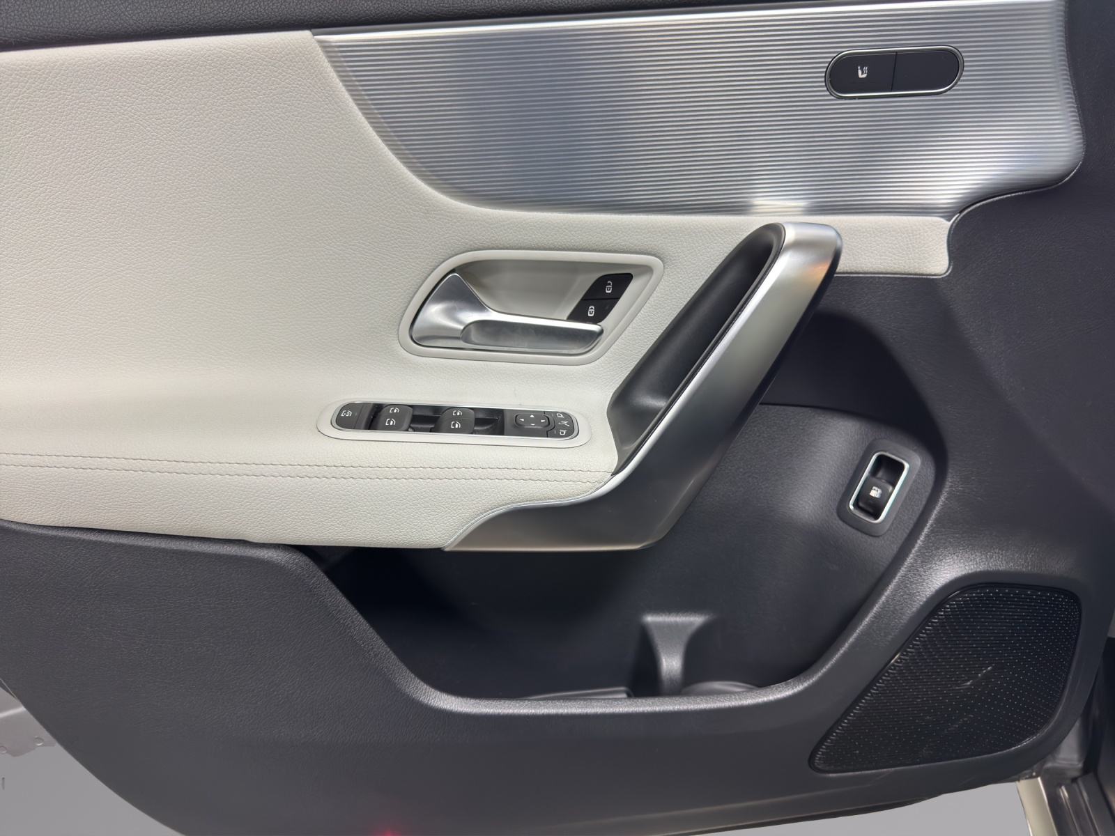 MERCEDES-BENZ A 250e AMG Line-image-12