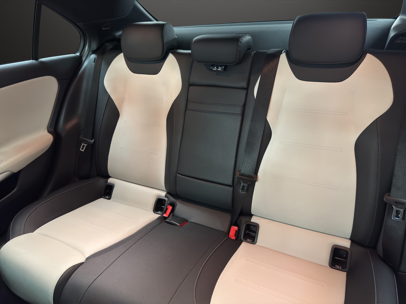 MERCEDES-BENZ A 250e AMG Line-image-14