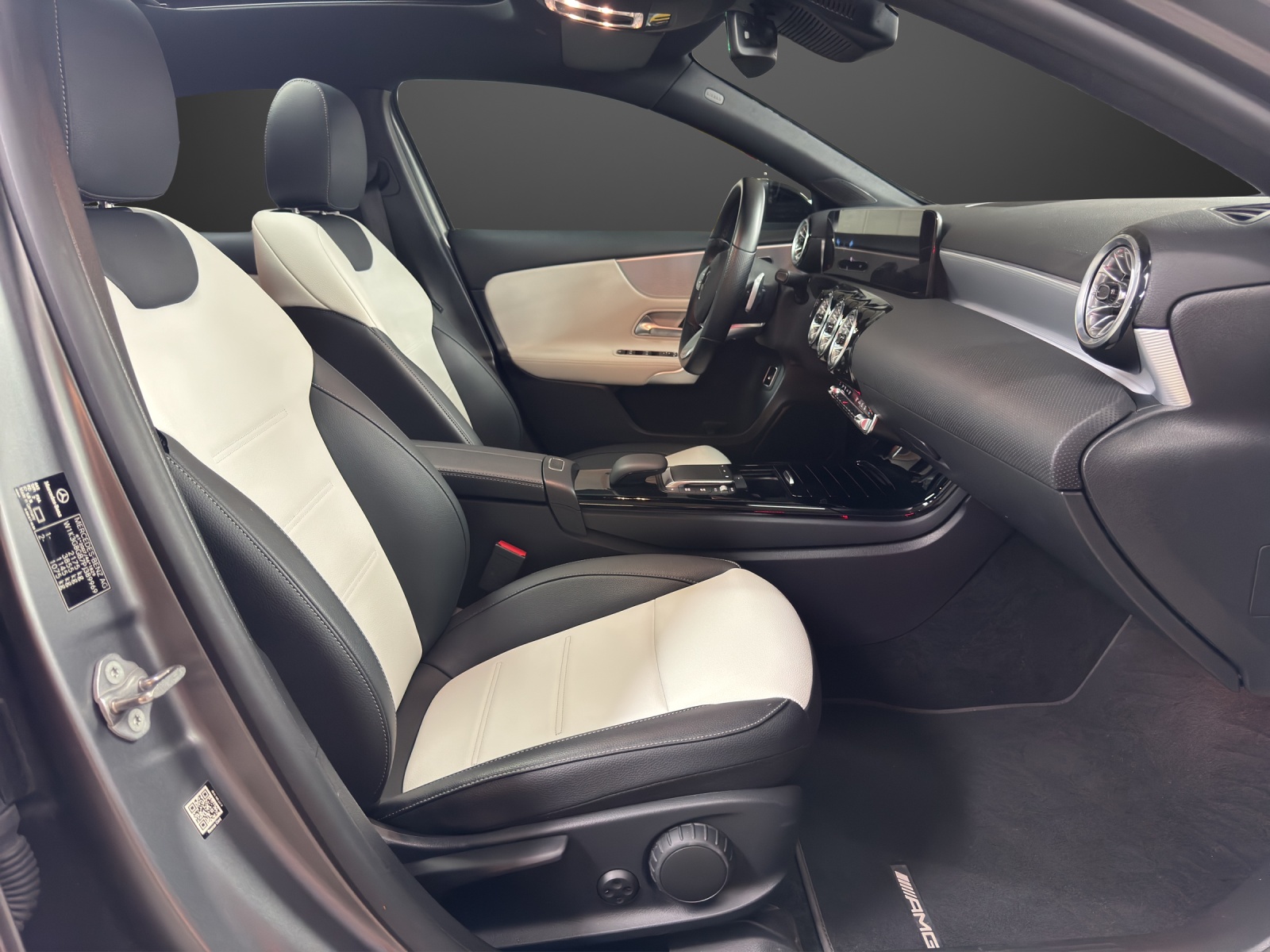 MERCEDES-BENZ A 250e AMG Line-image-11