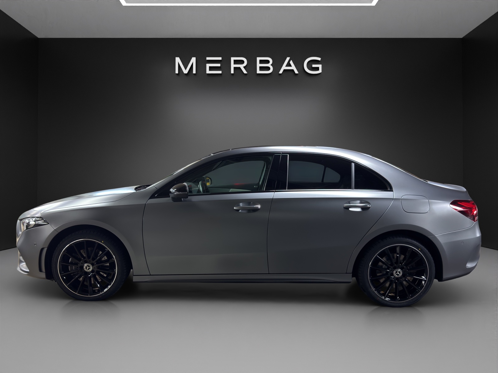 MERCEDES-BENZ A 250e AMG Line-image-1