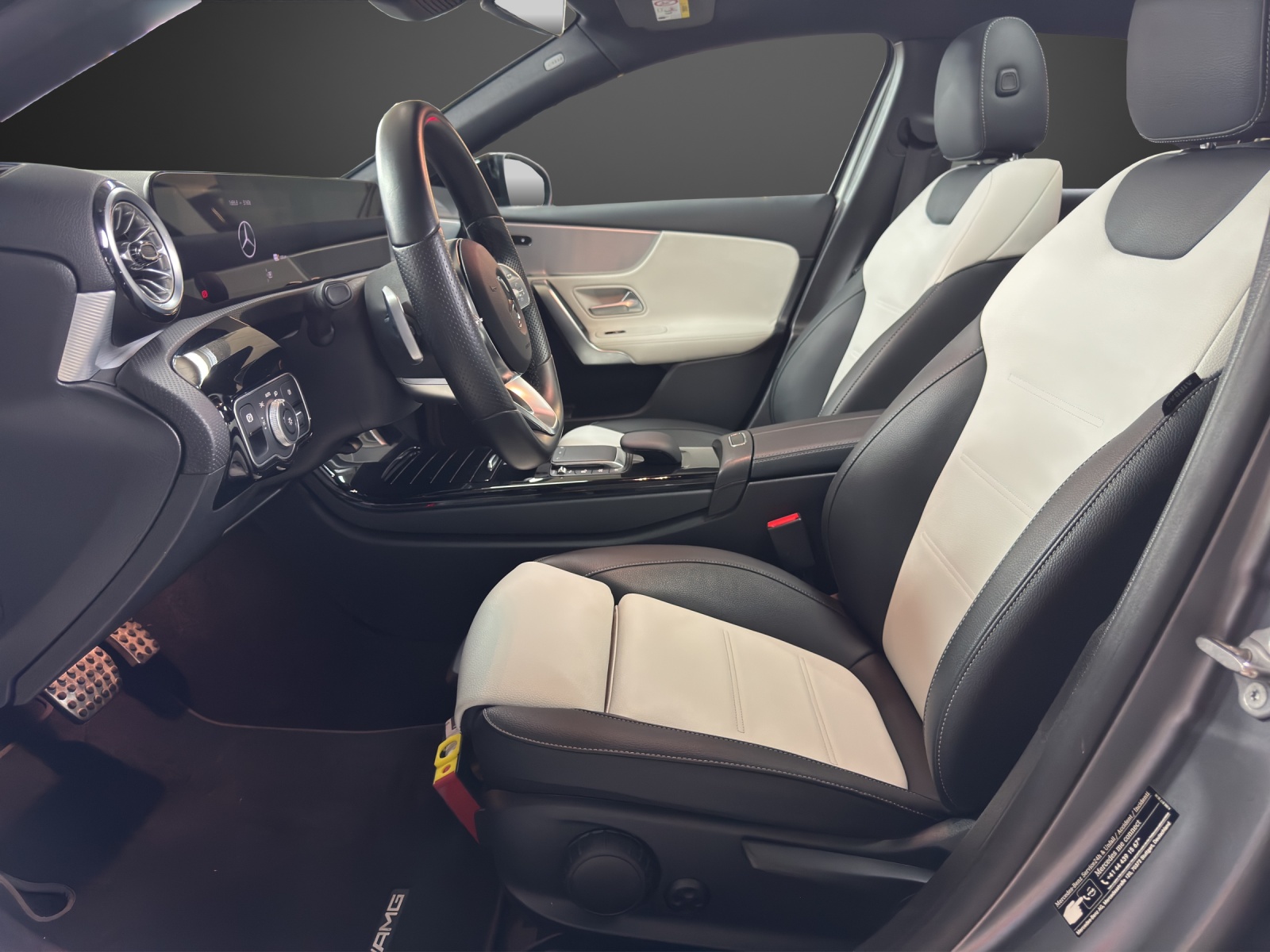 MERCEDES-BENZ A 250e AMG Line-image-9