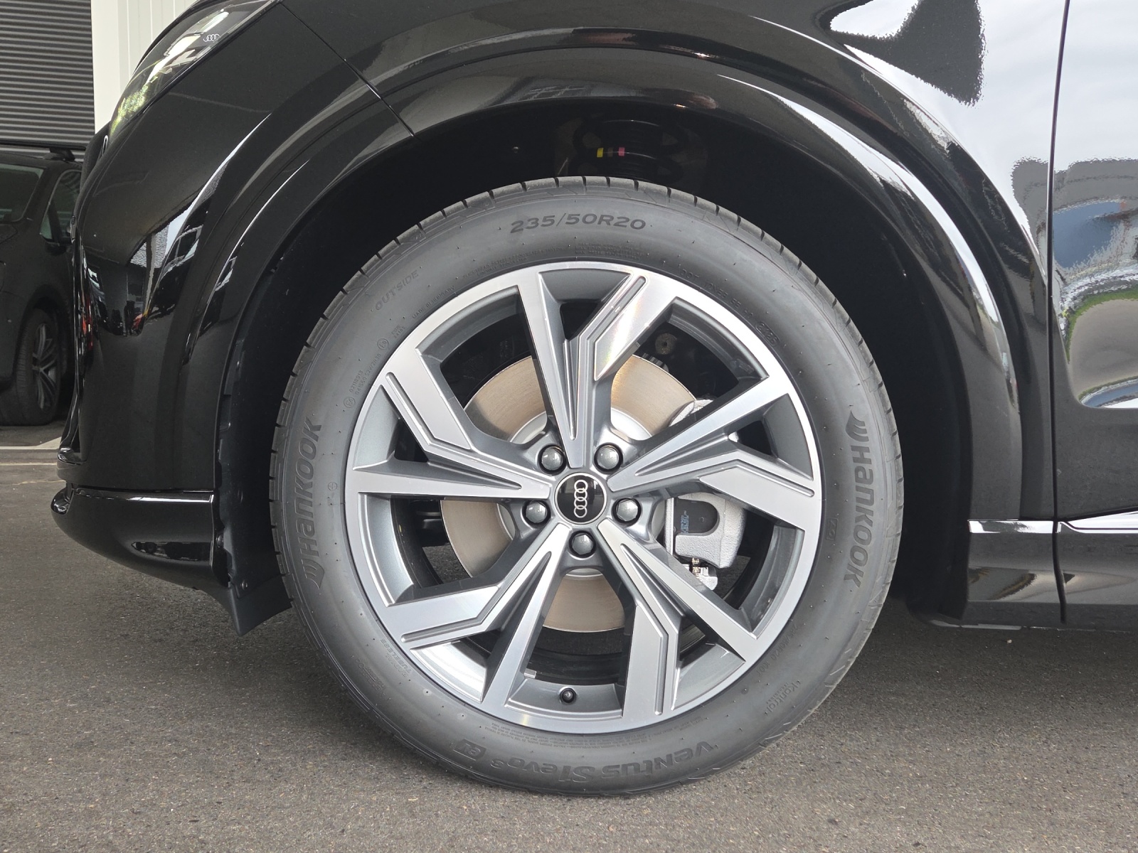 AUDI Q4 e-tron SUV quattro performance Swiss Ski-image-11