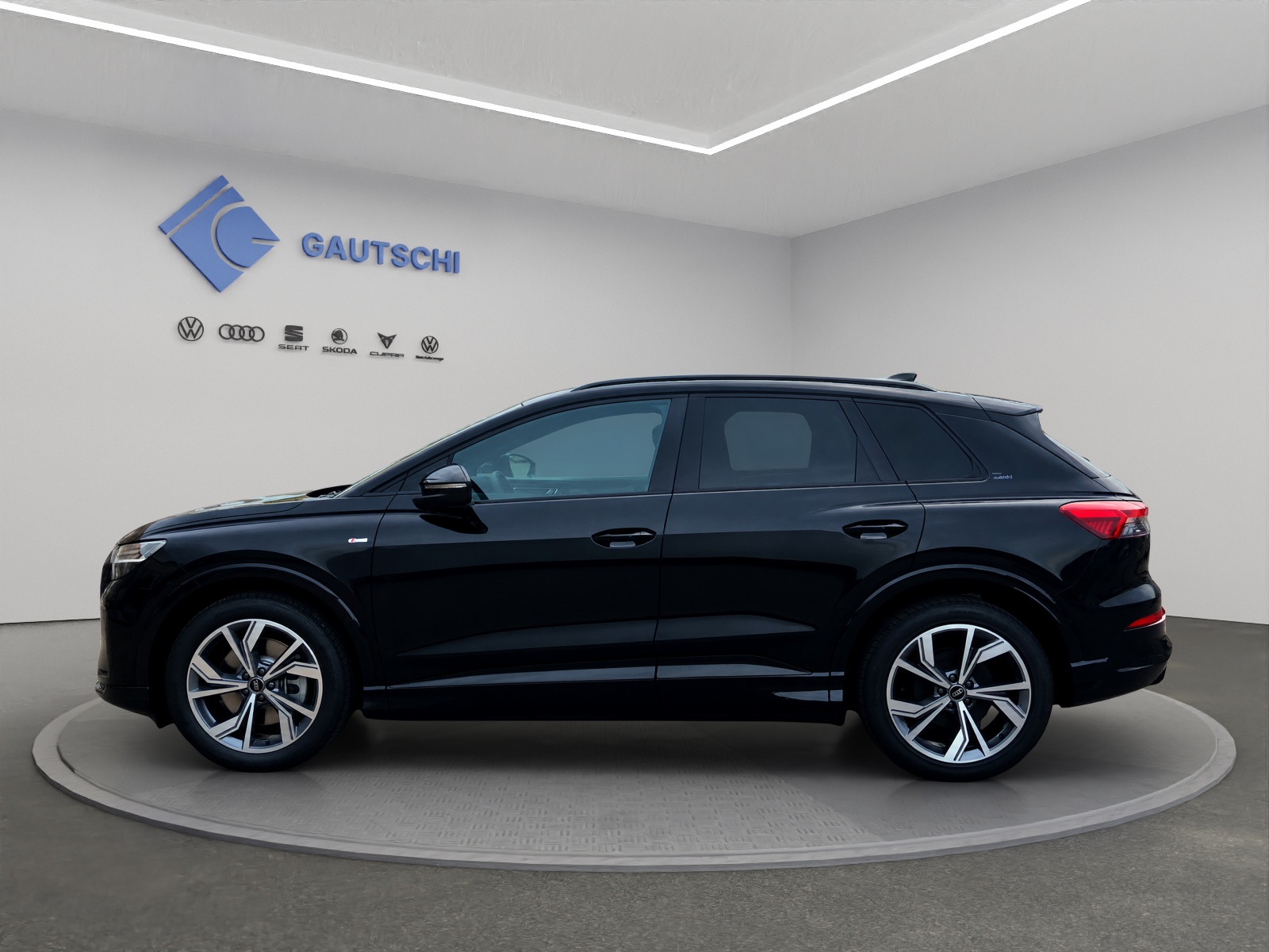 AUDI Q4 e-tron SUV quattro performance Swiss Ski-image-1
