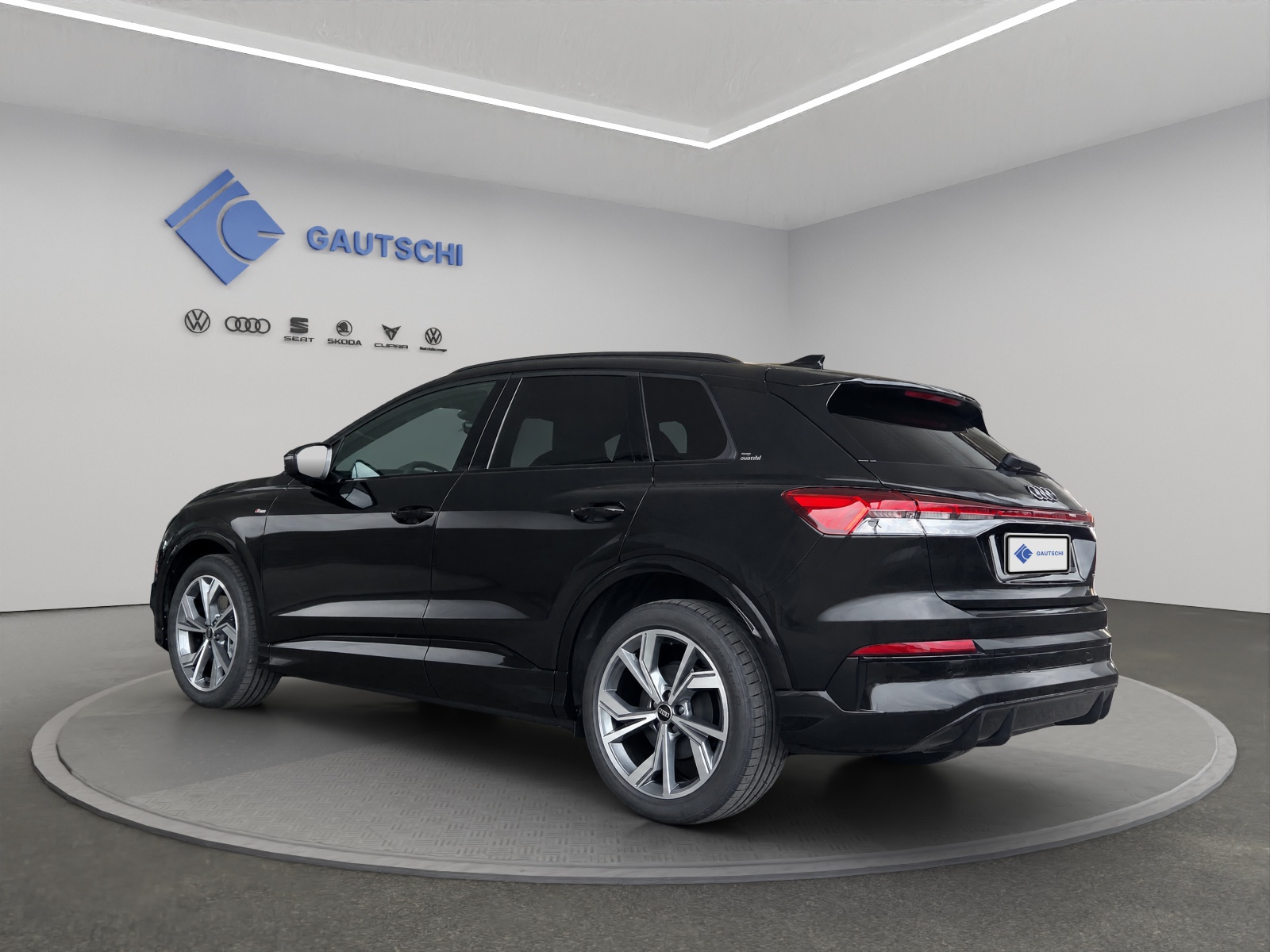 AUDI Q4 e-tron SUV quattro performance Swiss Ski-image-2