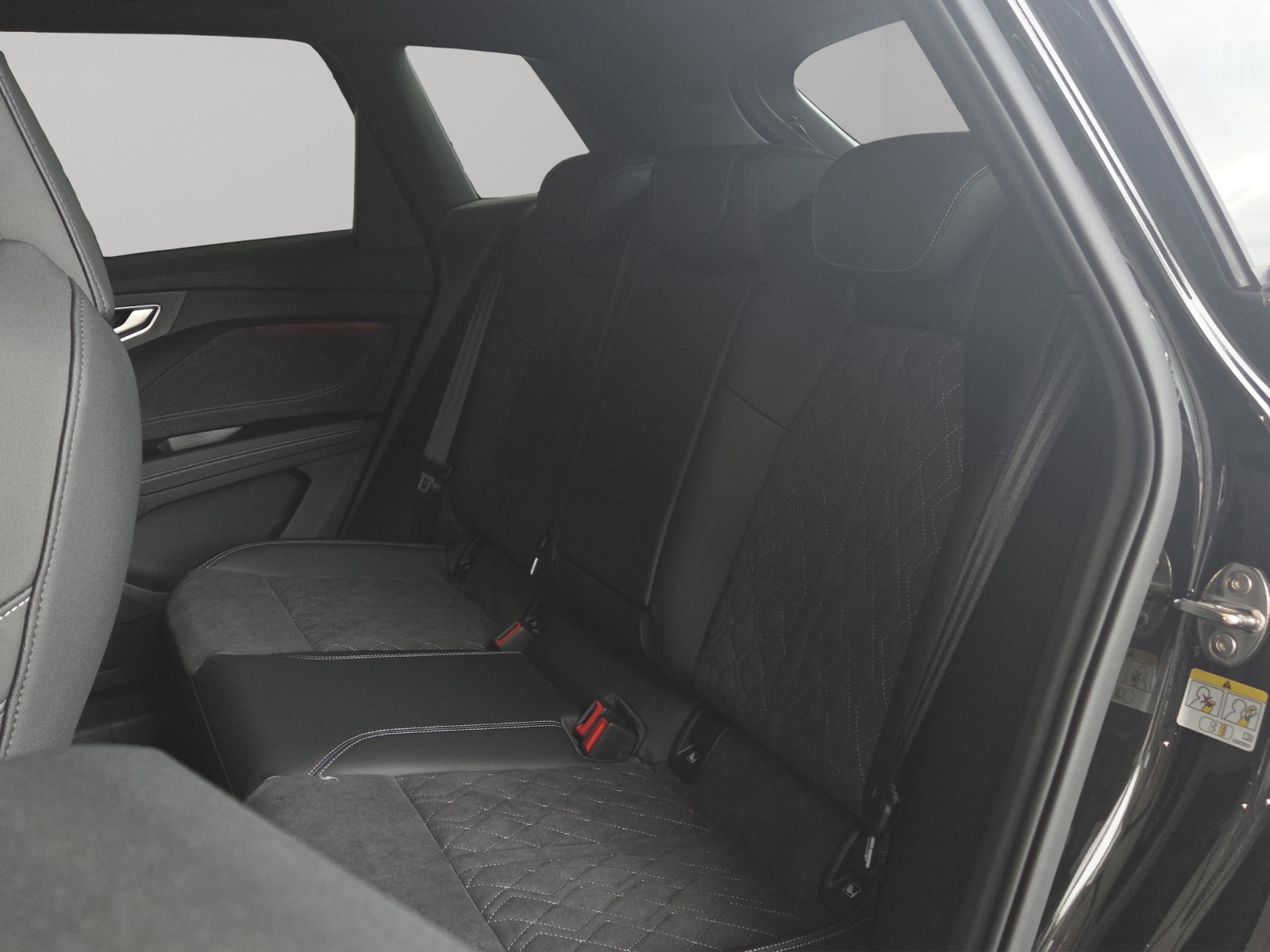 AUDI Q4 e-tron SUV quattro performance Swiss Ski-image-8