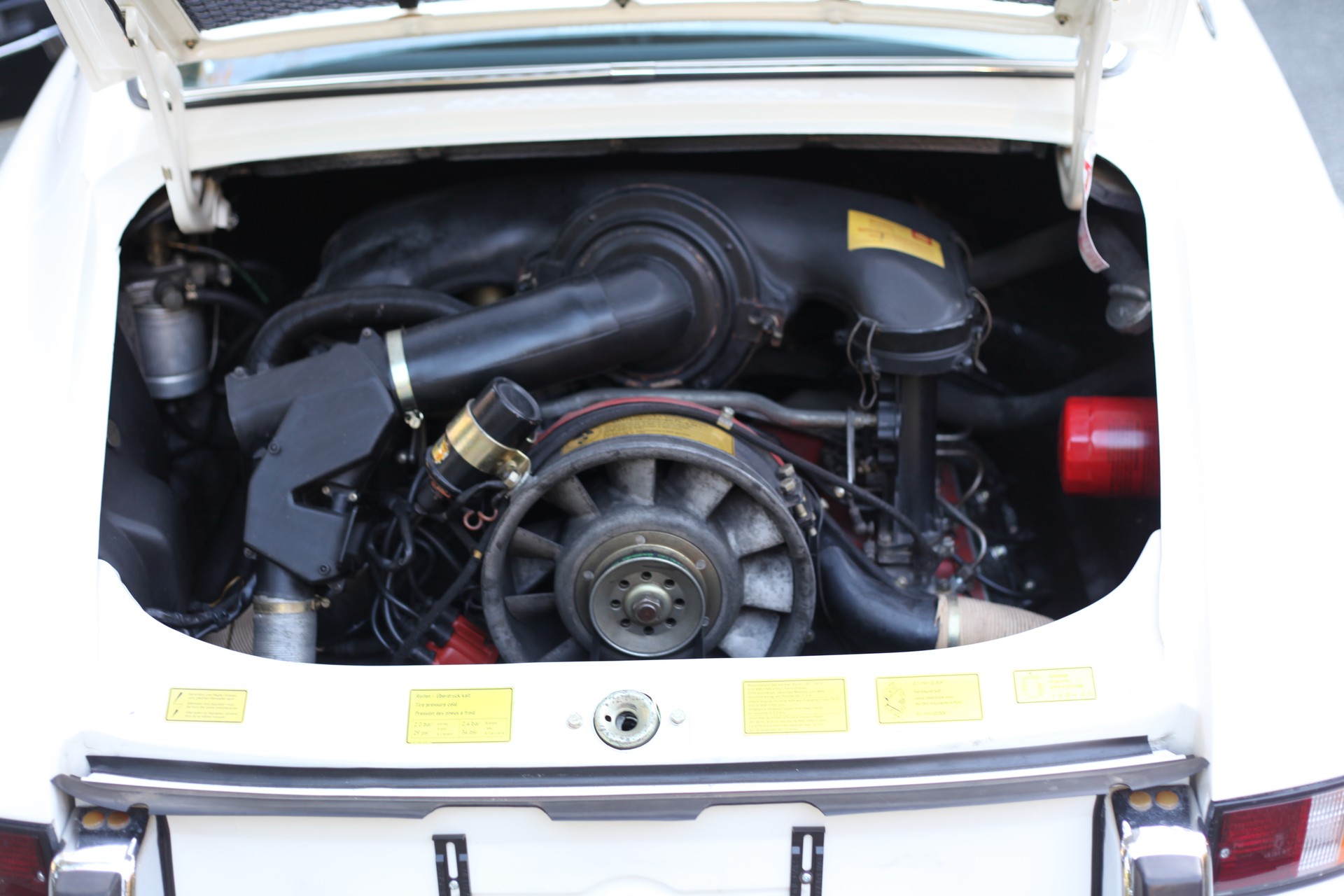 PORSCHE 2.4S-image-13