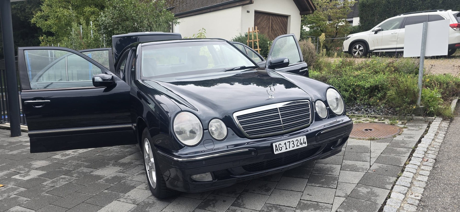 MERCEDES-BENZ E 280 Avantgarde 4-Matic Automatic-image-4
