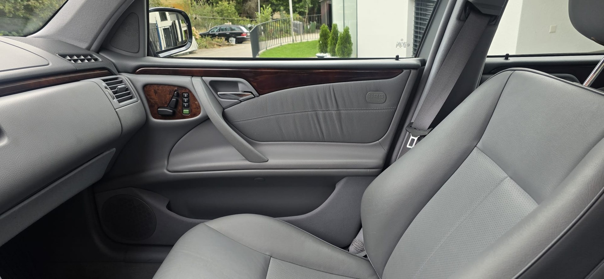 MERCEDES-BENZ E 280 Avantgarde 4-Matic Automatic-image-16