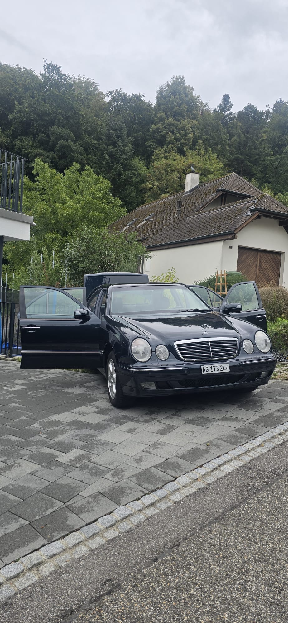 MERCEDES-BENZ E 280 Avantgarde 4-Matic Automatic-image-5