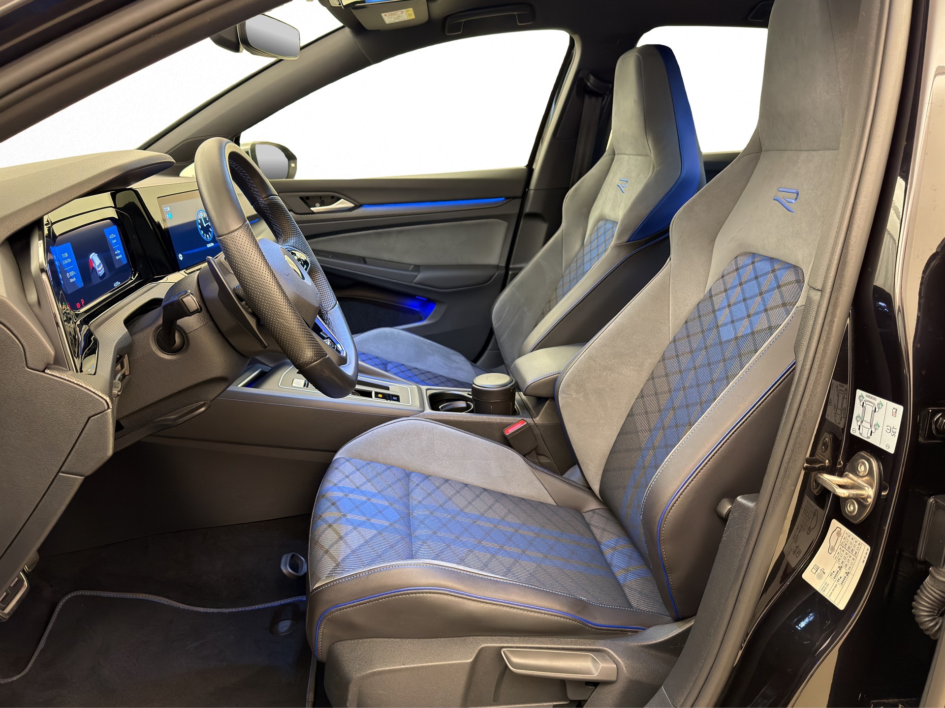 VW Golf 8 2.0 TSI R DSG 4motion-image-6